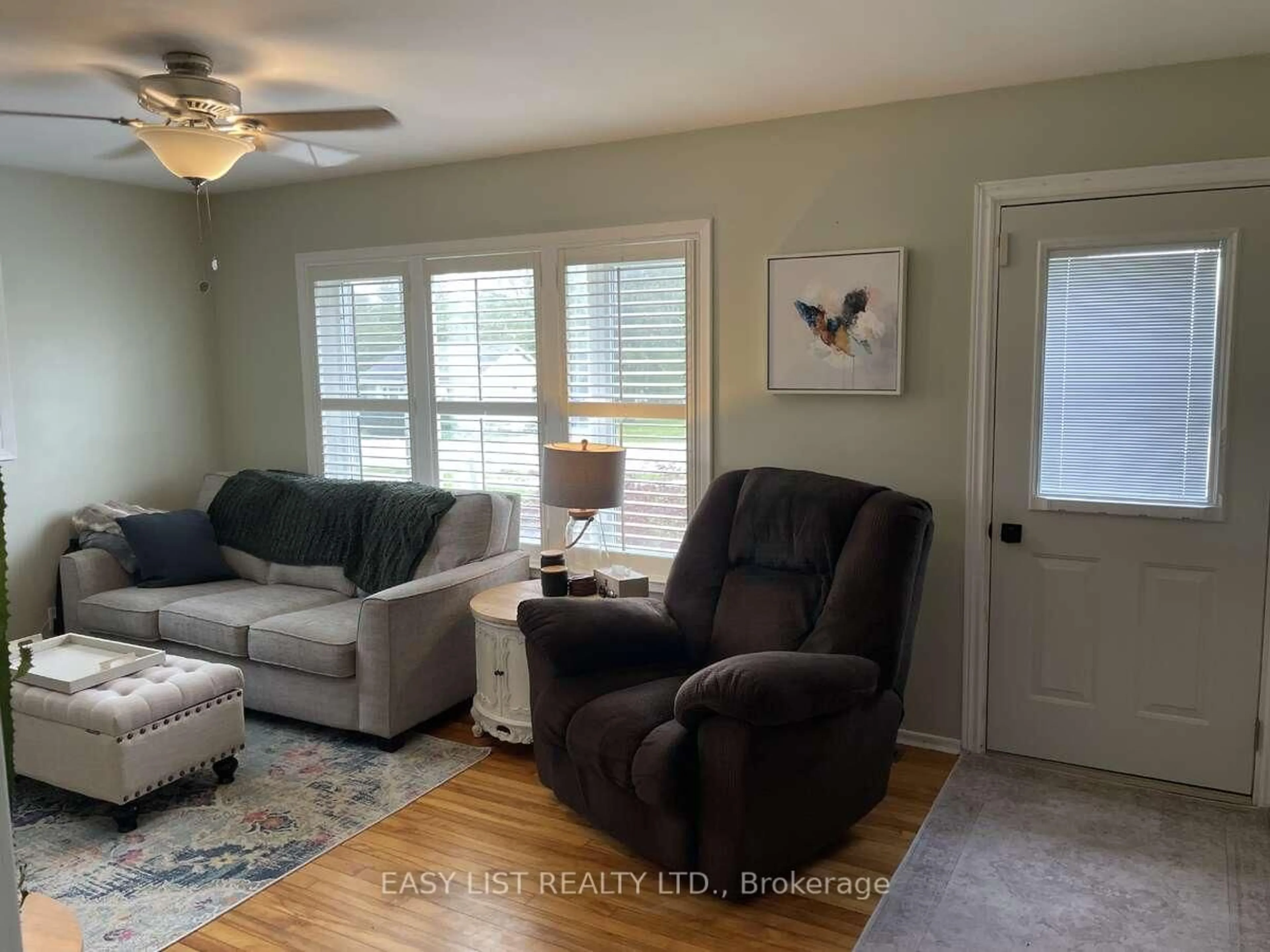 Living room with furniture, unknown for 28 Peel St, Mapleton Ontario N0B 1A0