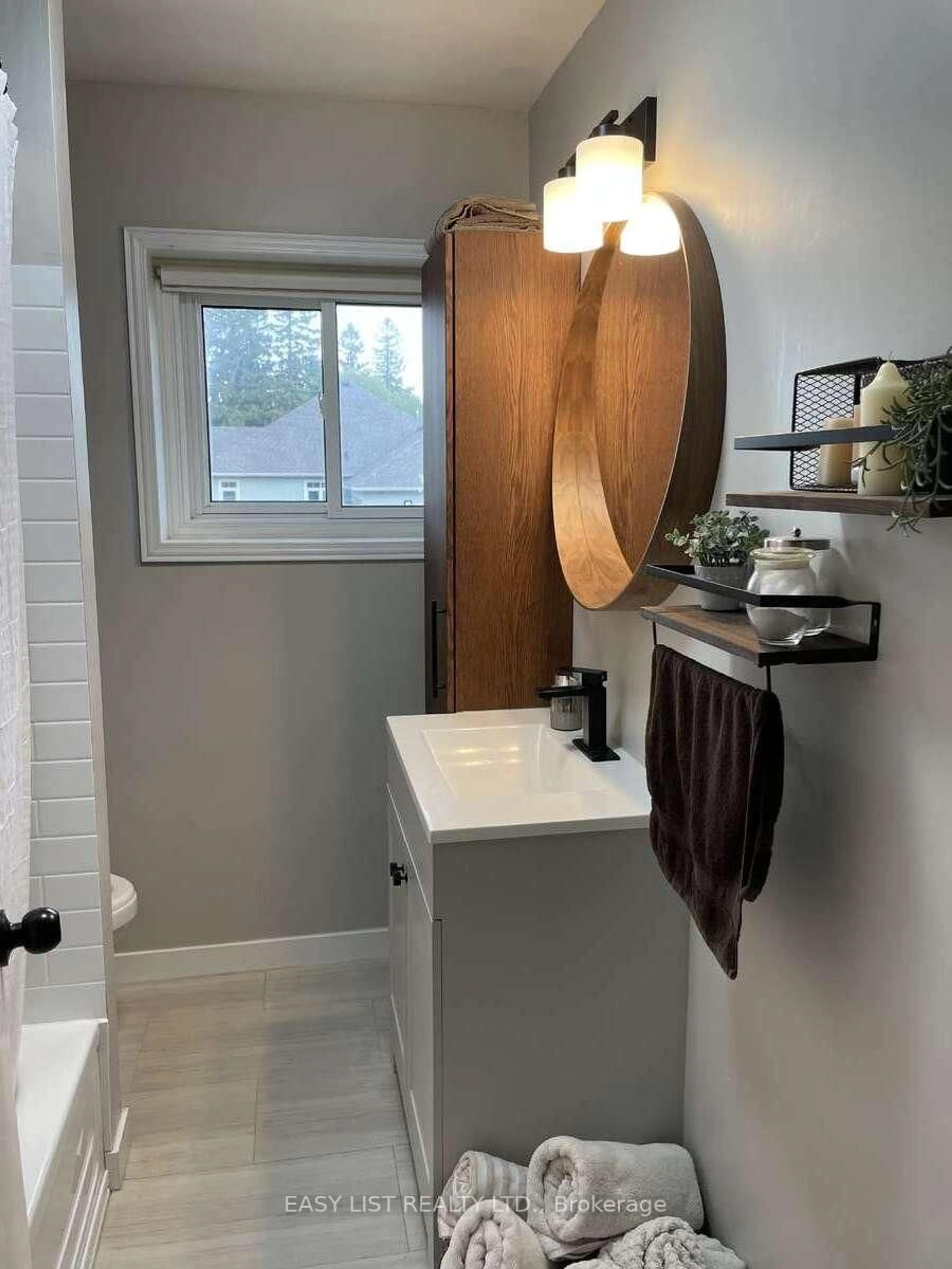 Contemporary bathroom, ceramic/tile floor for 28 Peel St, Mapleton Ontario N0B 1A0
