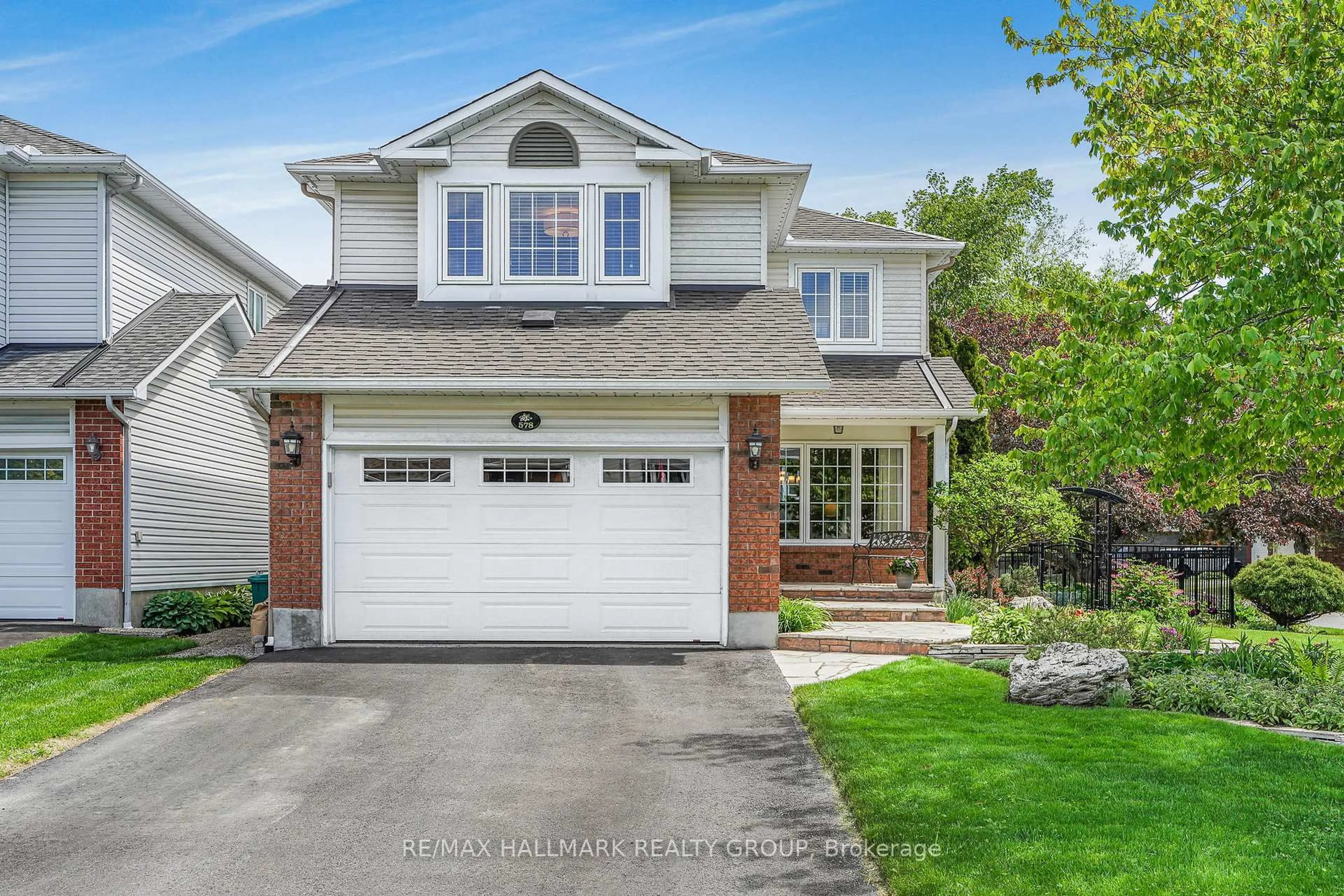 Home with vinyl exterior material, street for 578 TOURELLE Dr, Ottawa Ontario K4A 3H6