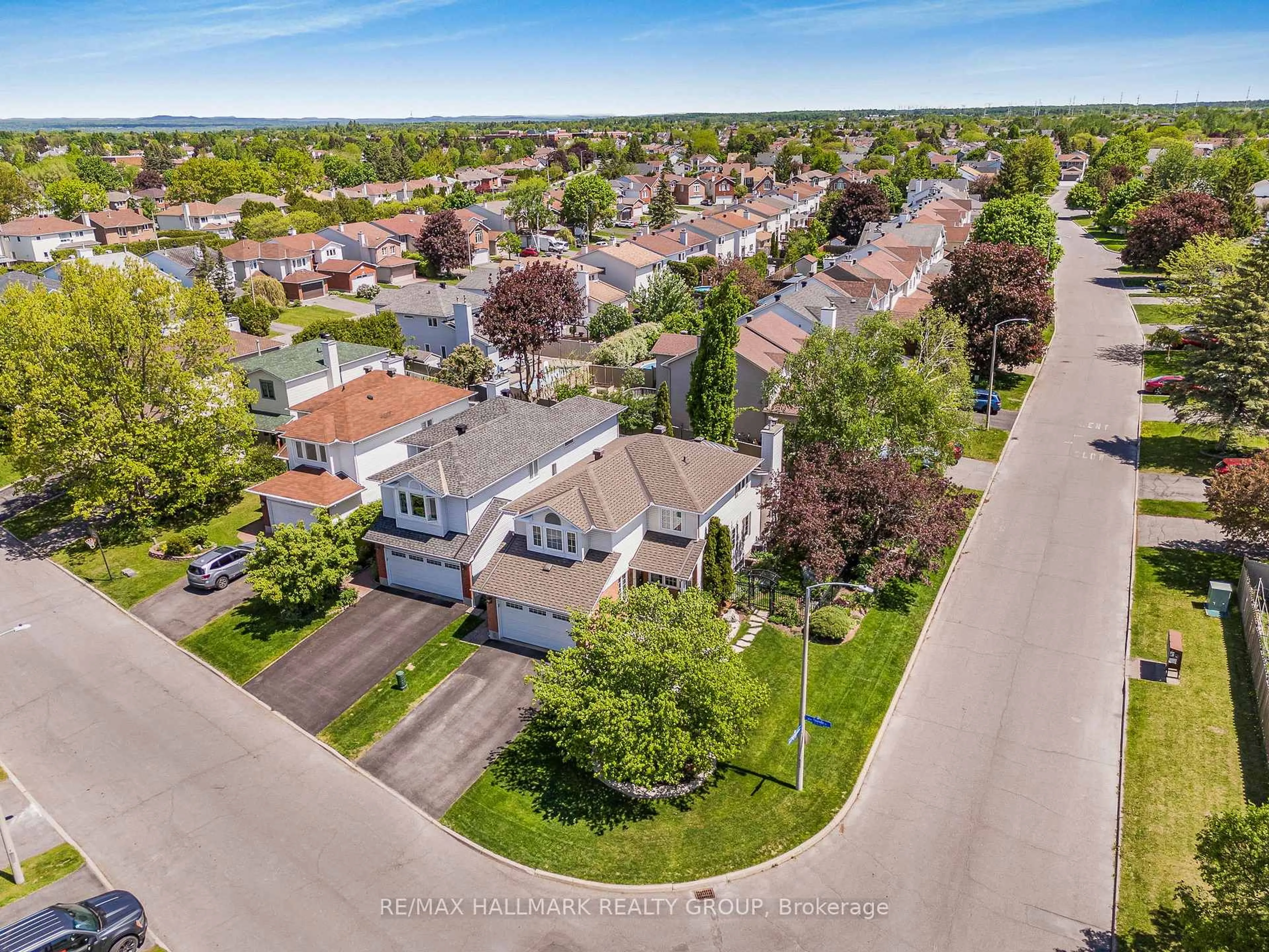 A pic from outside/outdoor area/front of a property/back of a property/a pic from drone, street for 578 TOURELLE Dr, Ottawa Ontario K4A 3H6