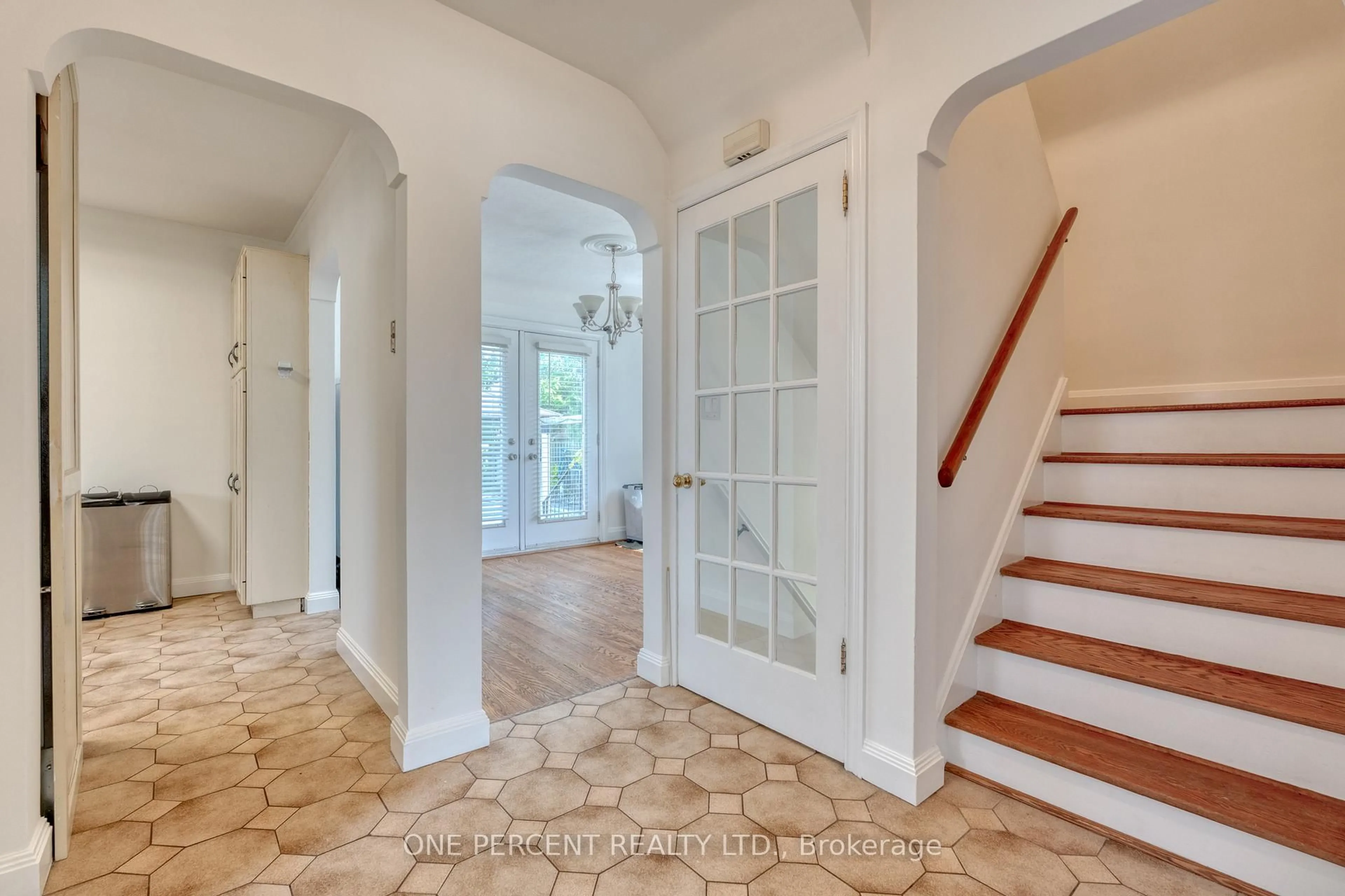 Indoor entryway for 27 Delevan Cres, Hamilton Ontario L9A 4A8
