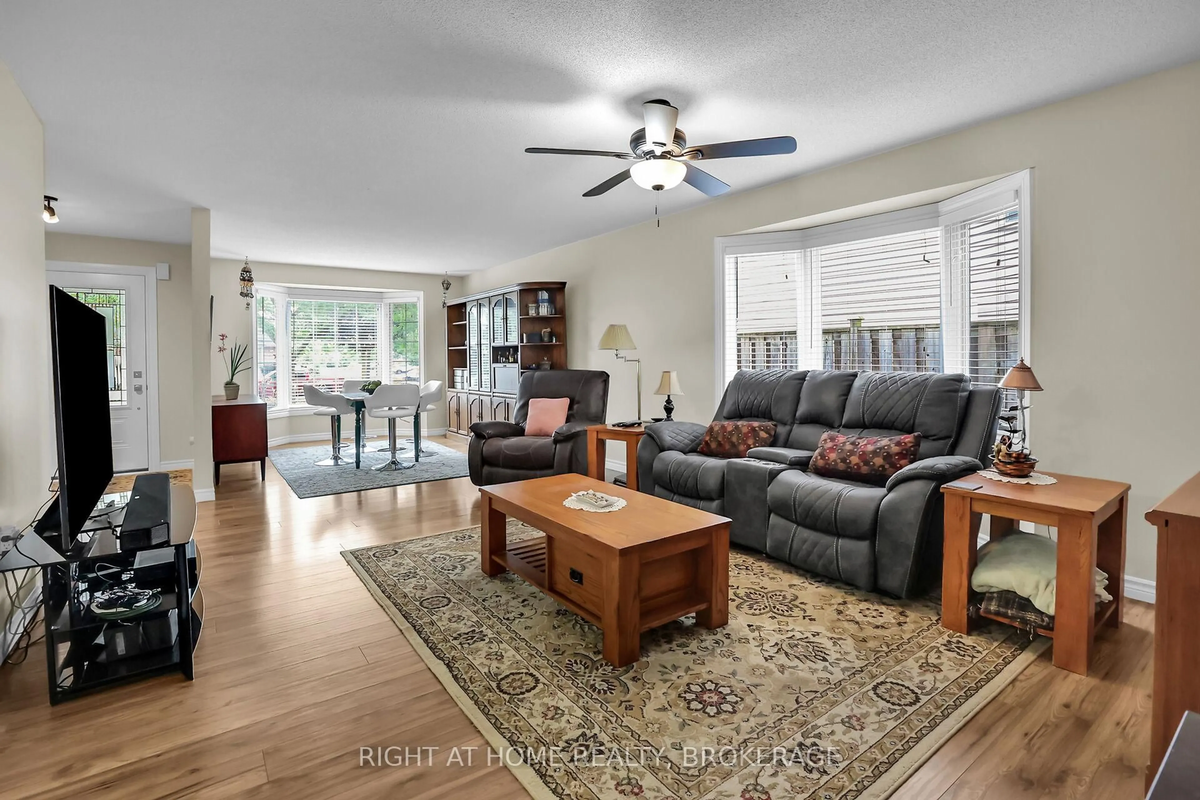 Living room with furniture, unknown for 4432 Dennis Ave, Lincoln Ontario L0R 1B5