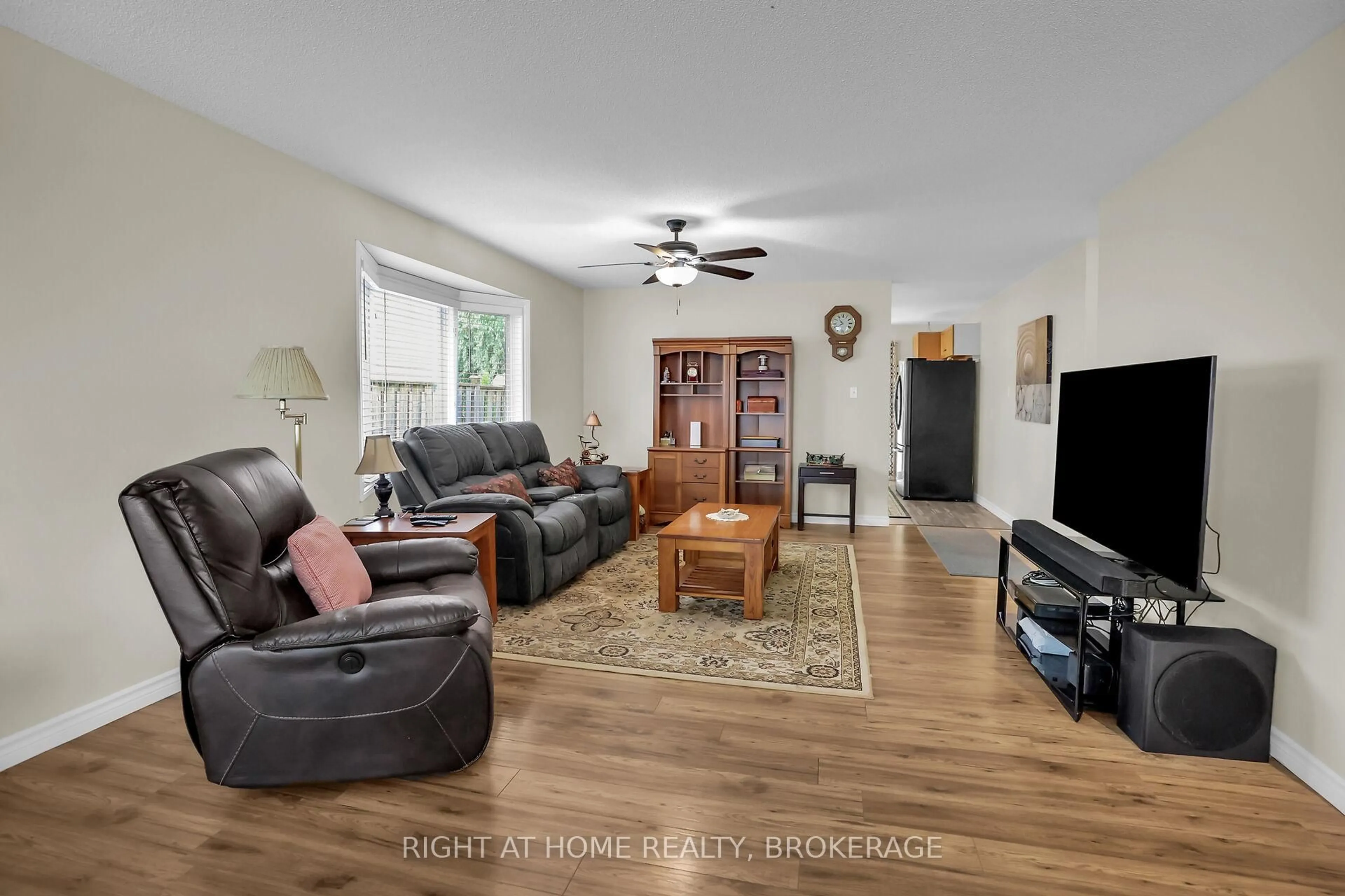Living room with furniture, unknown for 4432 Dennis Ave, Lincoln Ontario L0R 1B5