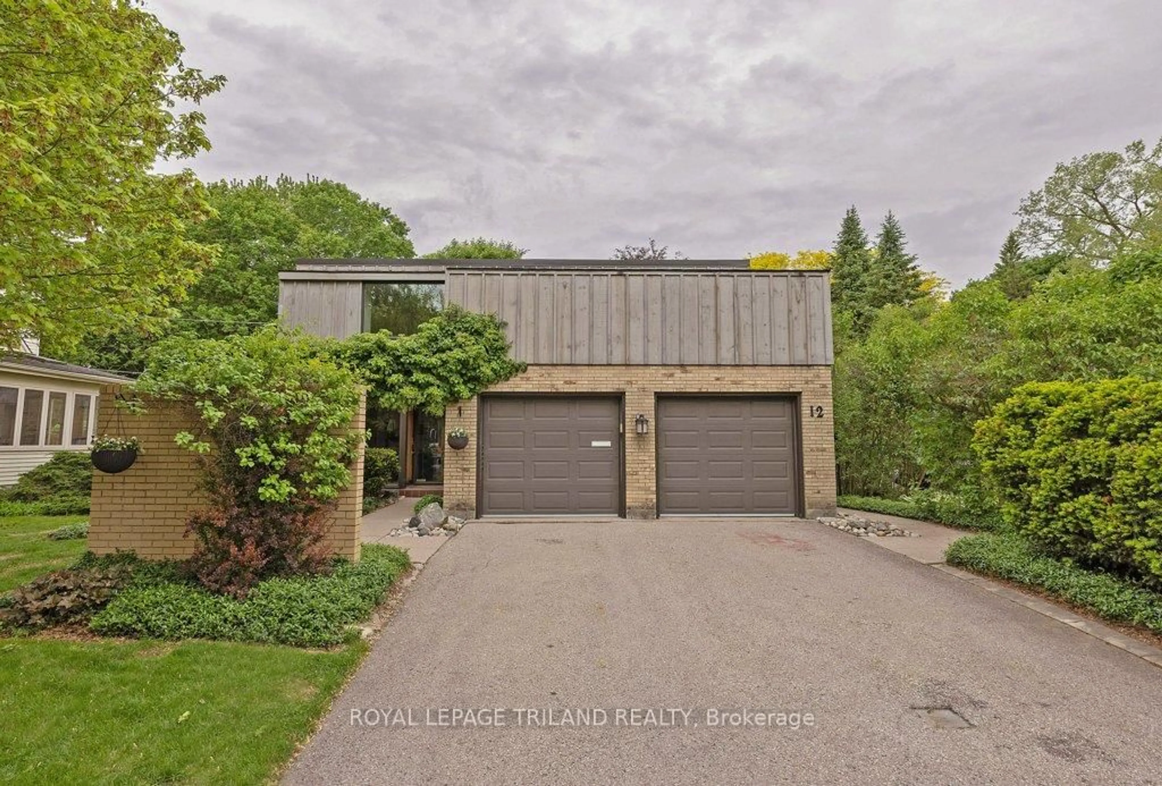 A pic from outside/outdoor area/front of a property/back of a property/a pic from drone, street for 12 Mayfair Dr, London East Ontario N6A 2M6