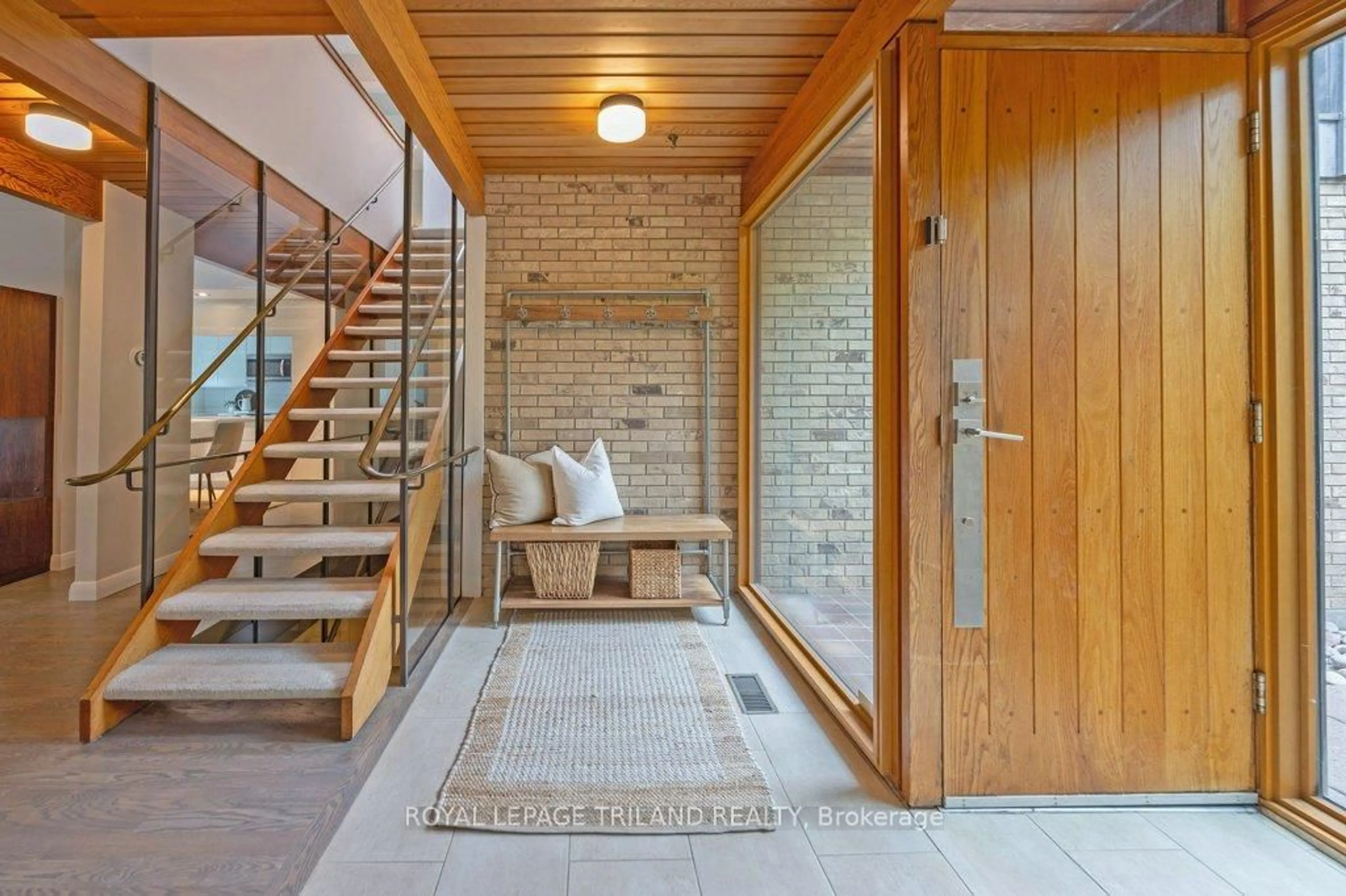 Indoor entryway for 12 Mayfair Dr, London East Ontario N6A 2M6
