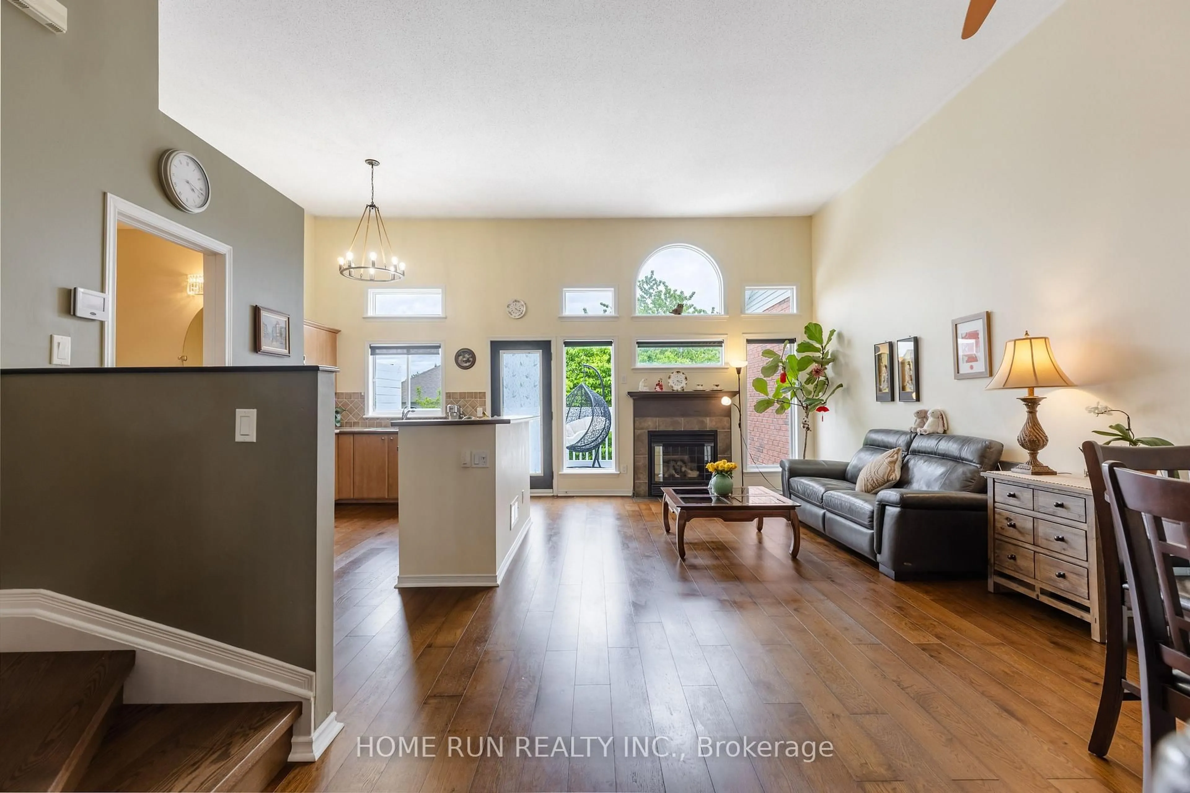 Indoor entryway for 9 Macassa Circ, Ottawa Ontario K2T 1J7