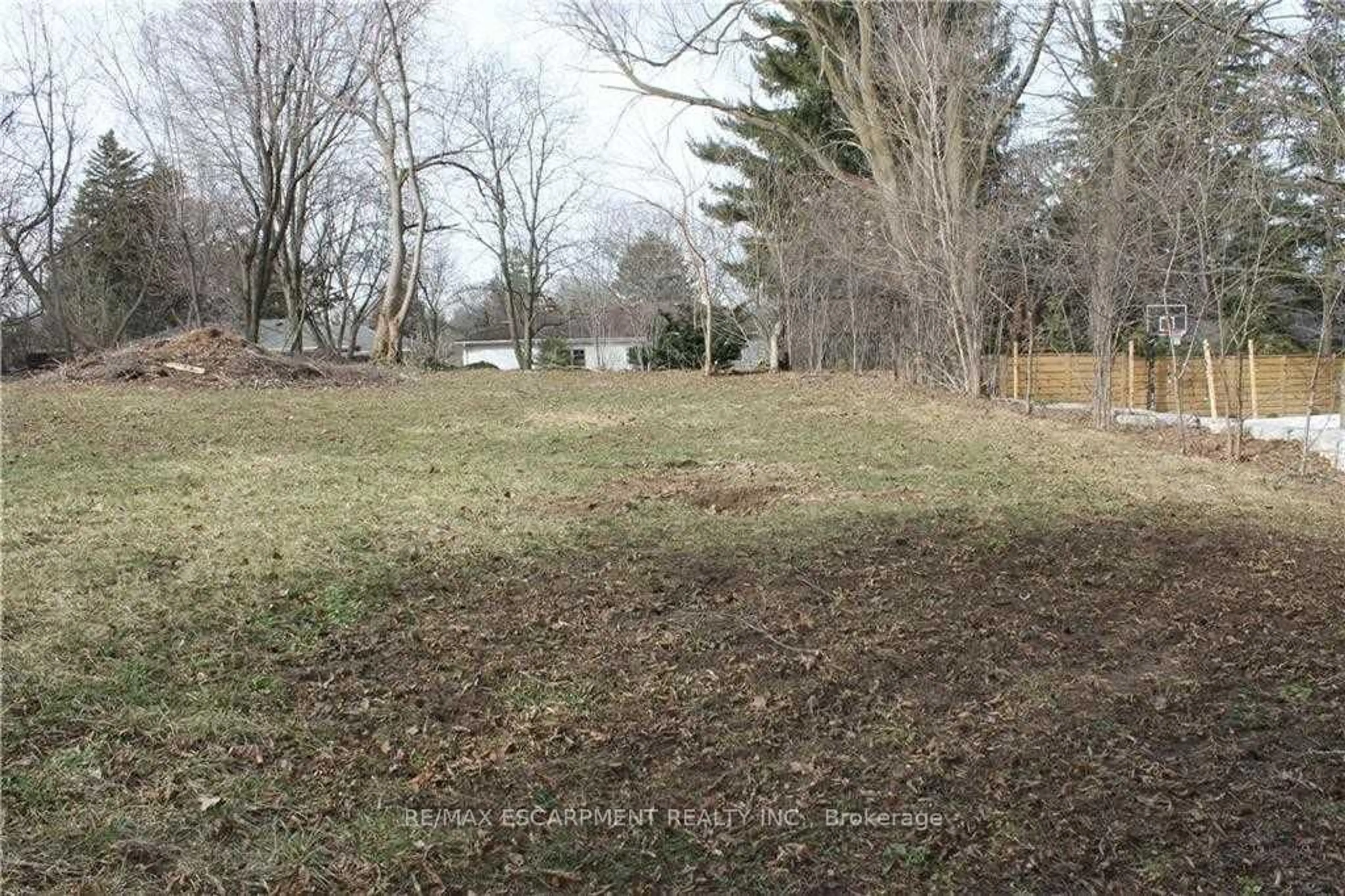 A pic from outside/outdoor area/front of a property/back of a property/a pic from drone, unknown for 50 East Crest, Hamilton Ontario L9G 2P2