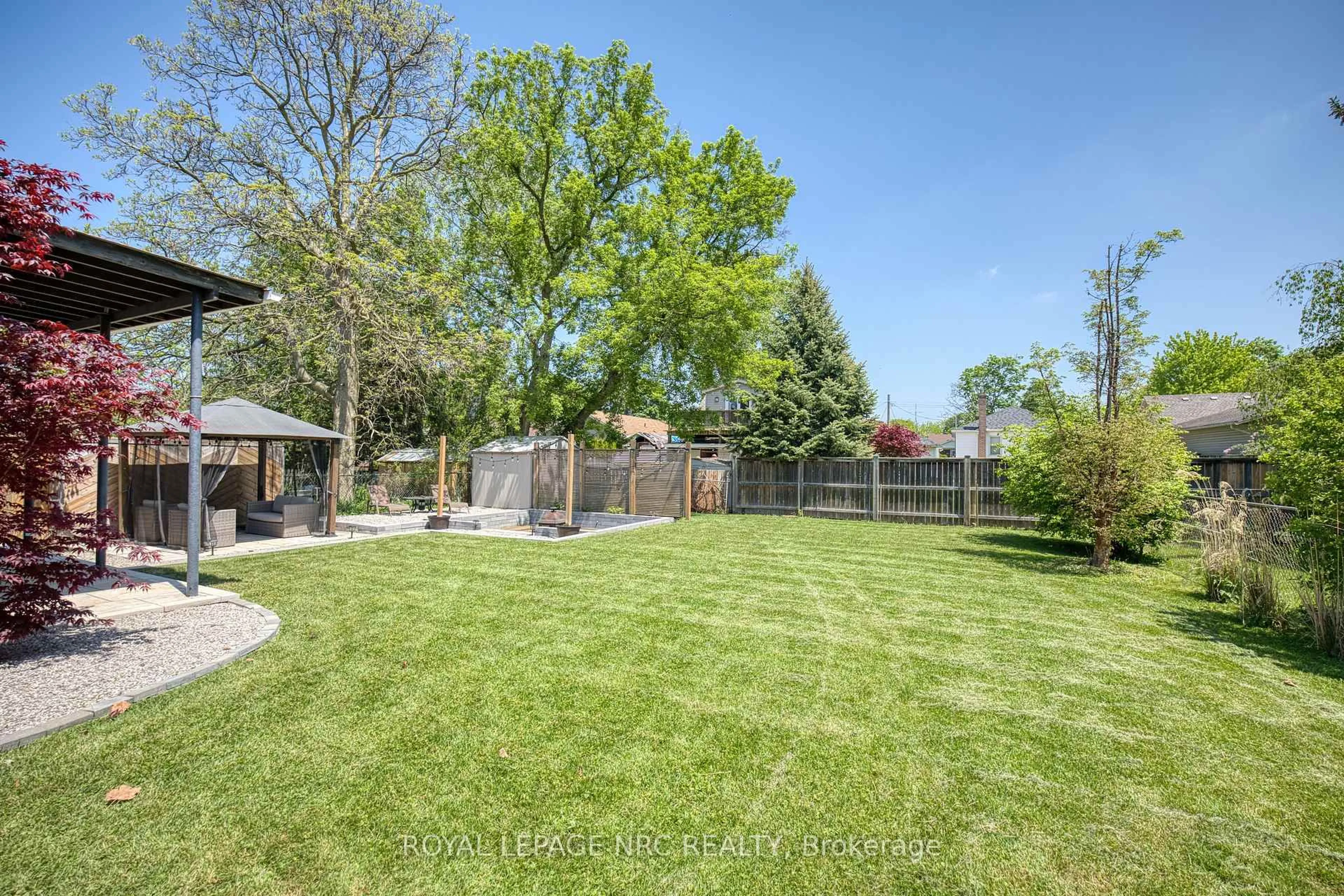 A pic from outside/outdoor area/front of a property/back of a property/a pic from drone, unknown for 70 GHENT St, St. Catharines Ontario L2N 2C9