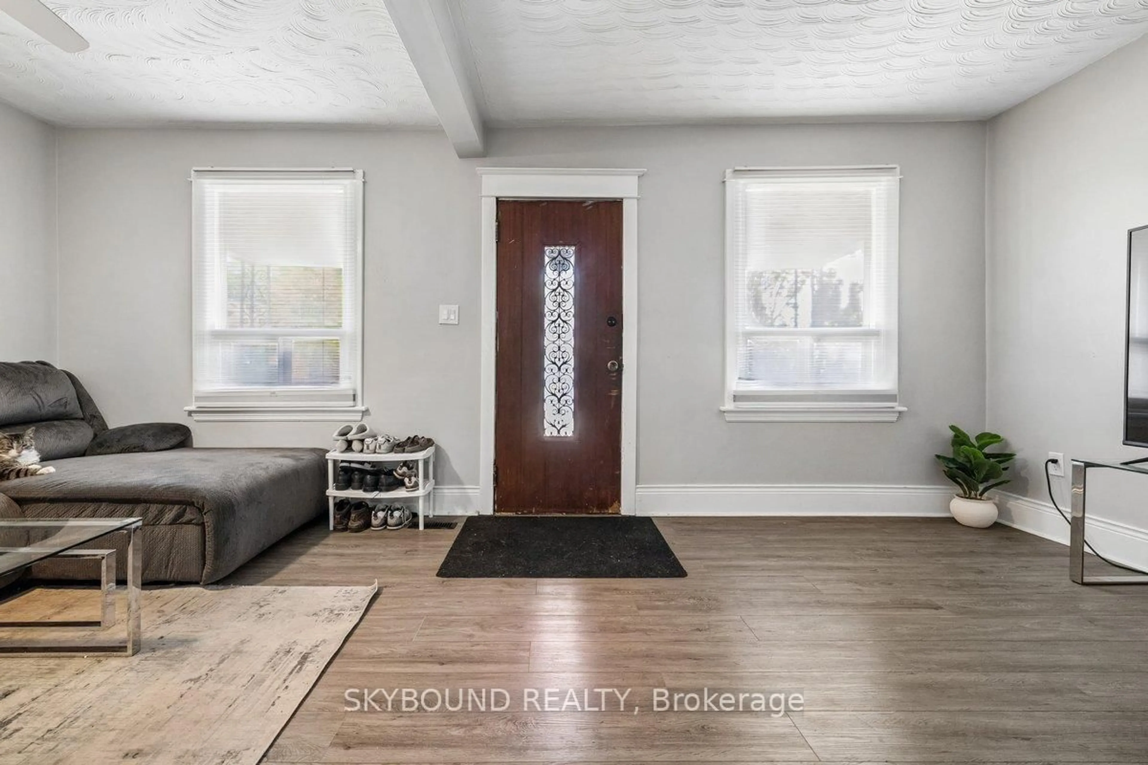 Indoor entryway for 165 Paling Ave, Hamilton Ontario L8H 5J6