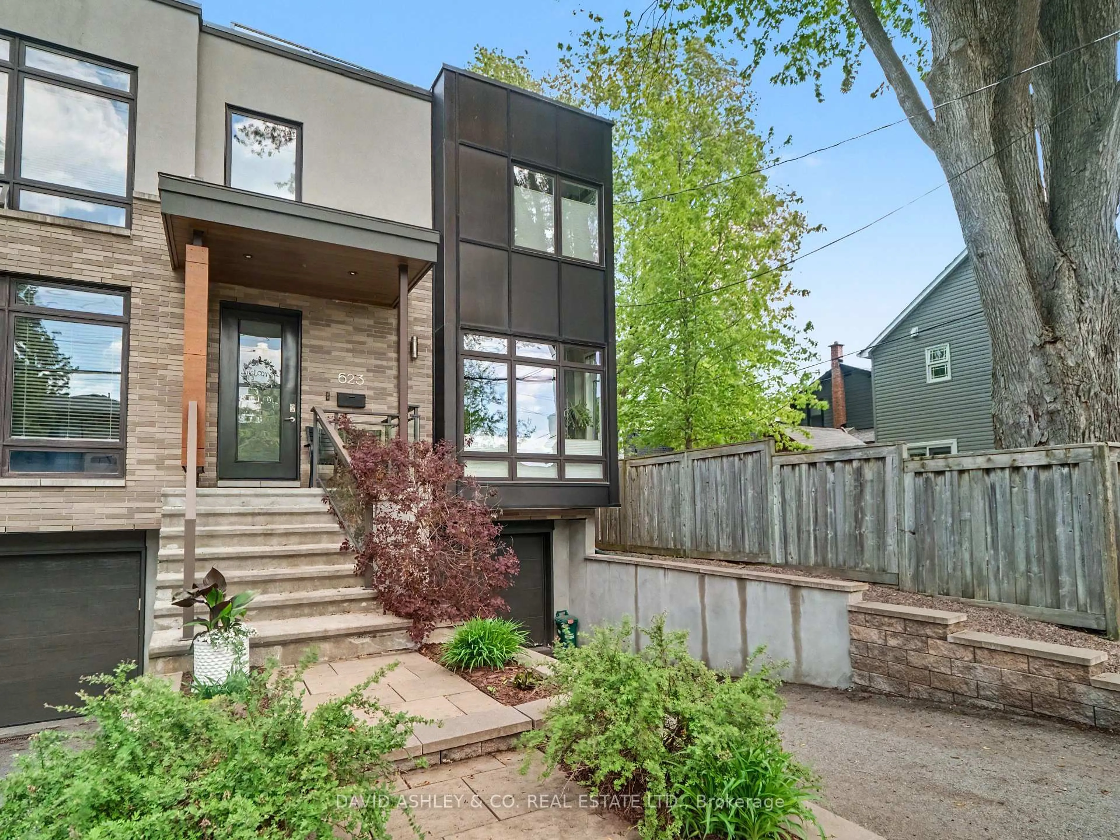 Home with brick exterior material, street for 623 Tweedsmuir Ave, Ottawa Ontario K1Z 5P4