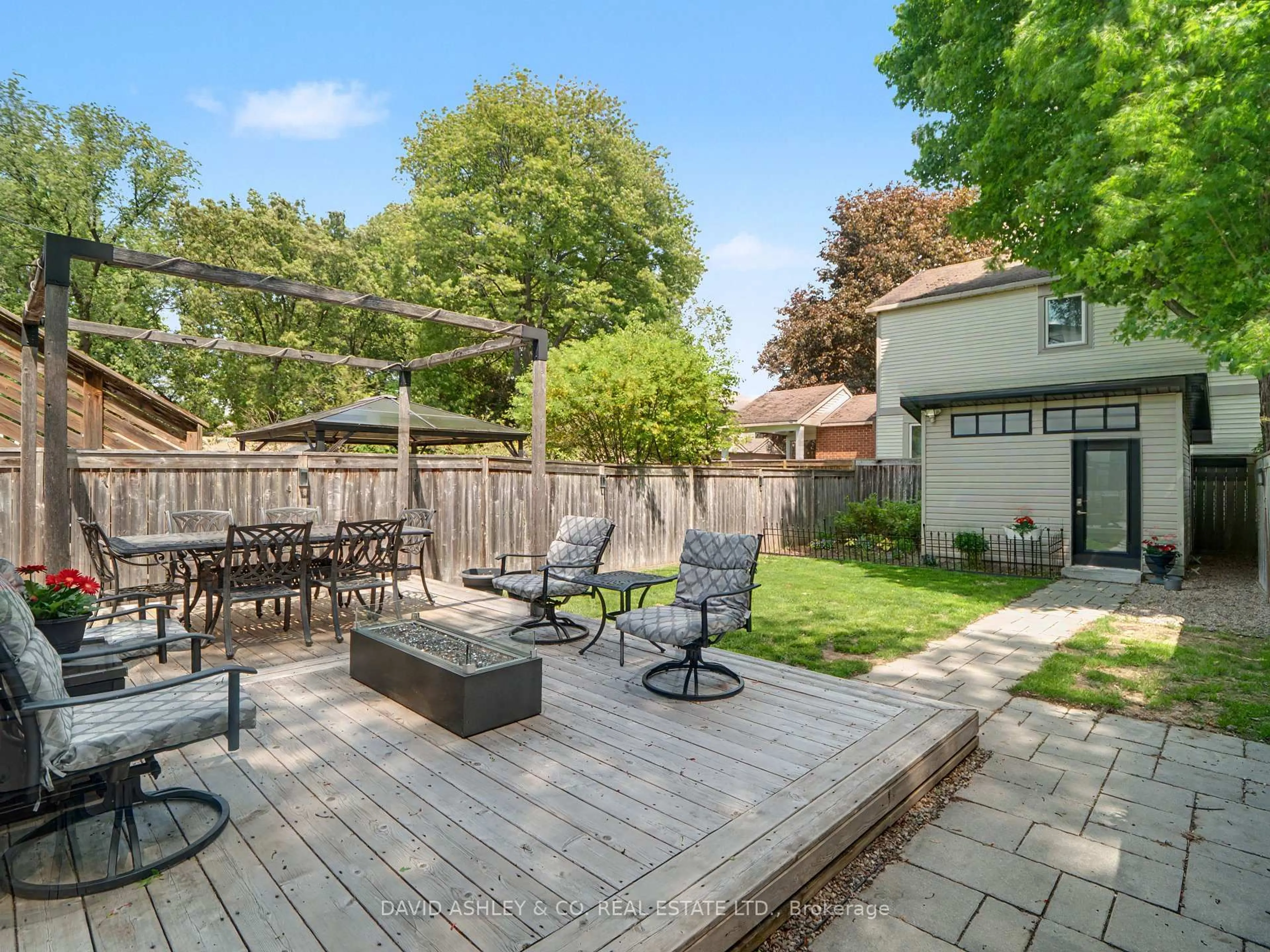 Patio, street for 623 Tweedsmuir Ave, Ottawa Ontario K1Z 5P4