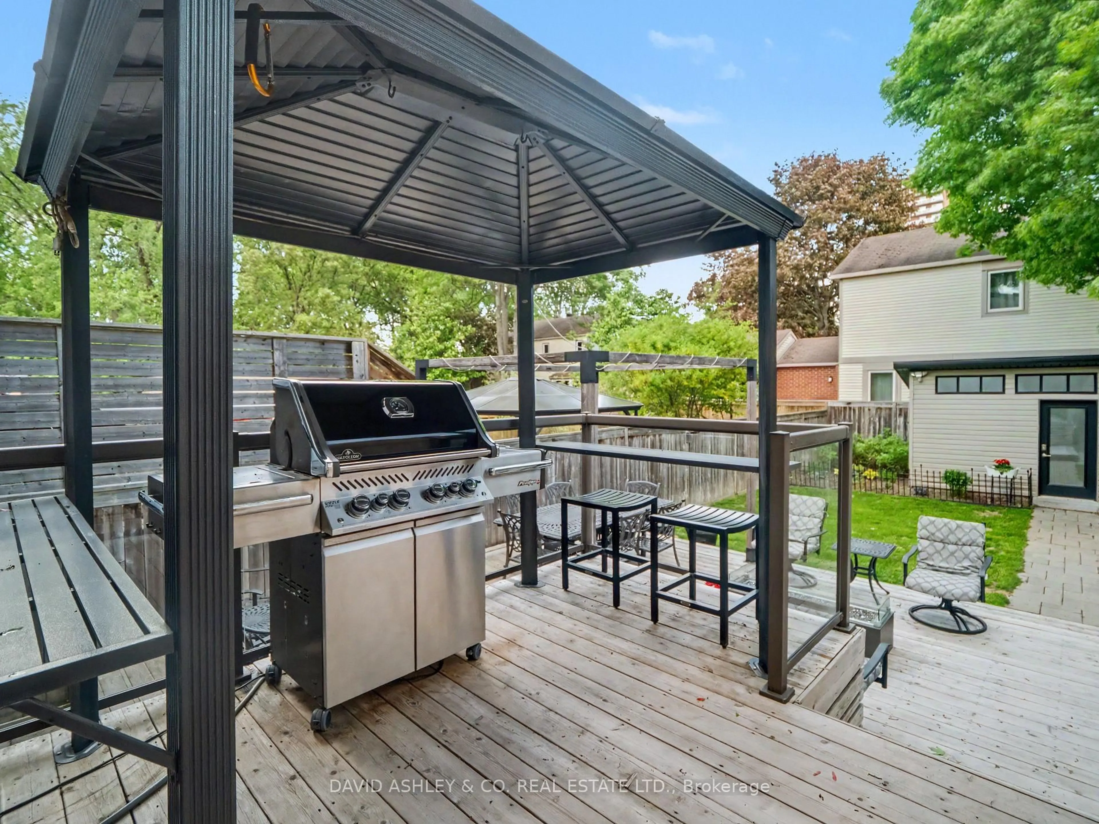 Patio, street for 623 Tweedsmuir Ave, Ottawa Ontario K1Z 5P4