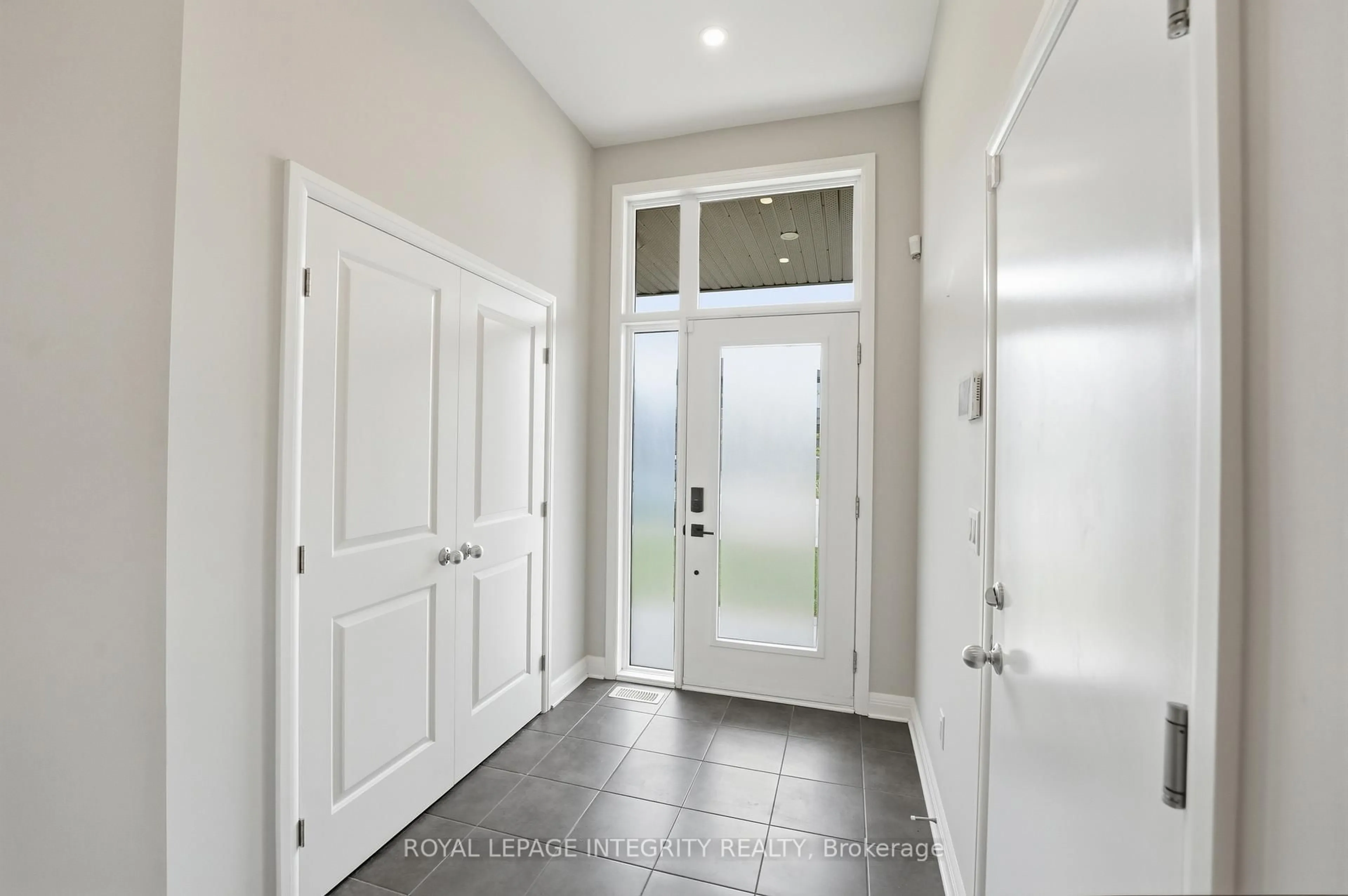 Indoor entryway for 862 Moses Tennisco St, Ottawa Ontario K1K 5A2