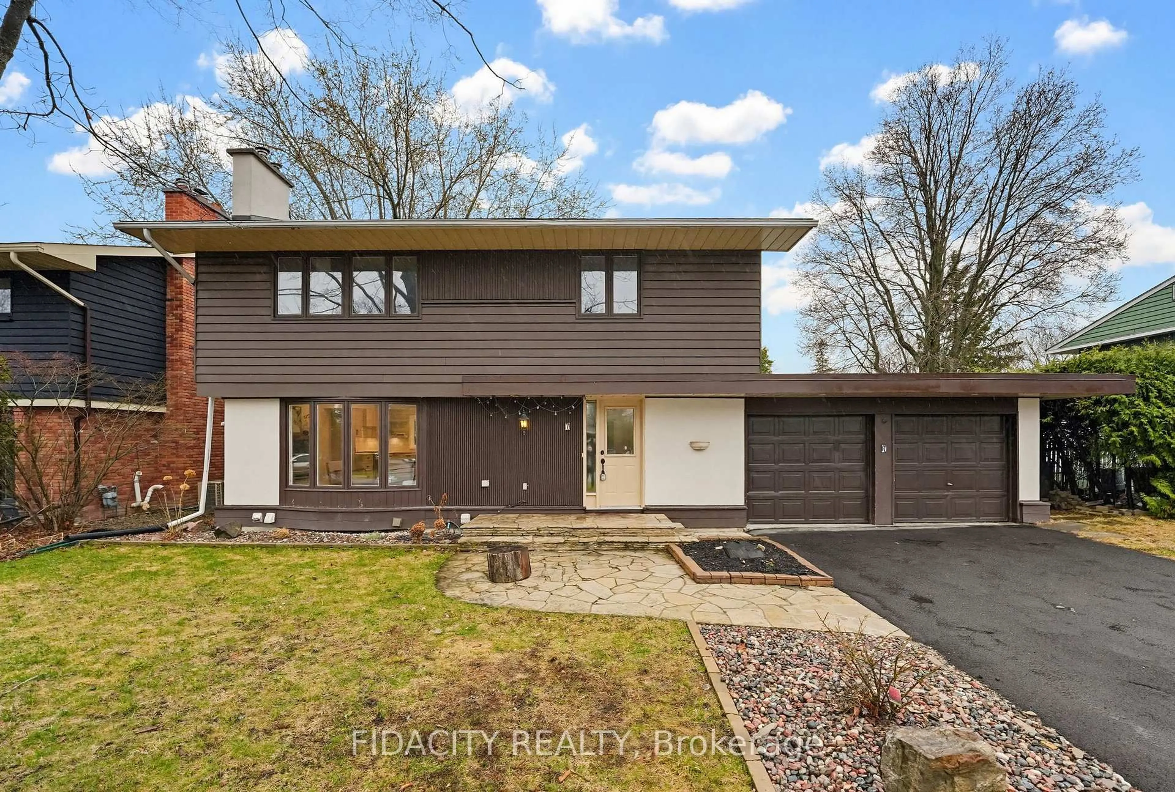 A pic from outside/outdoor area/front of a property/back of a property/a pic from drone, street for 7 Gagnon Crt, Ottawa Ontario K2K 1A7