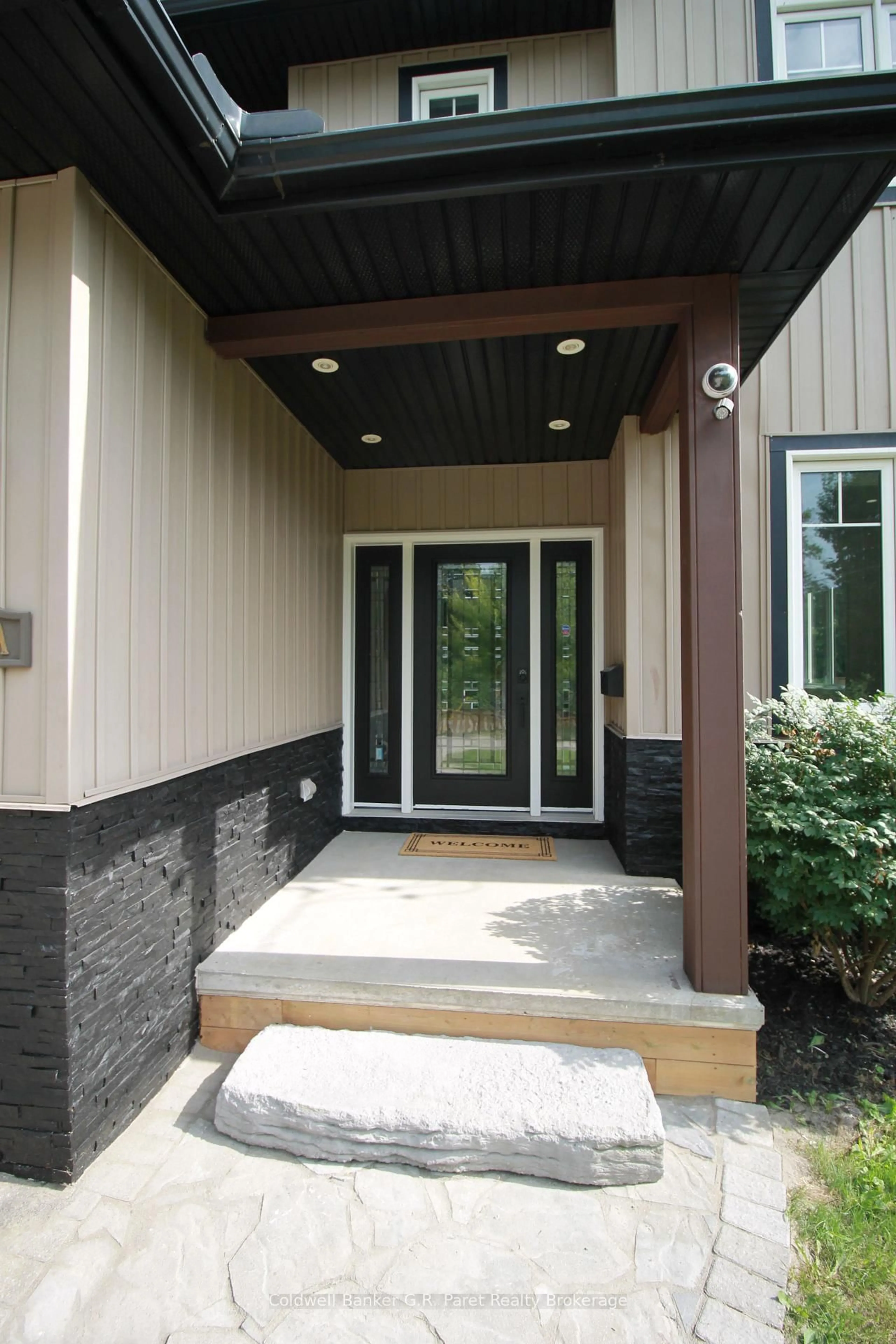 Indoor entryway for 138a Victoria St, Norfolk Ontario N3Y 1L8