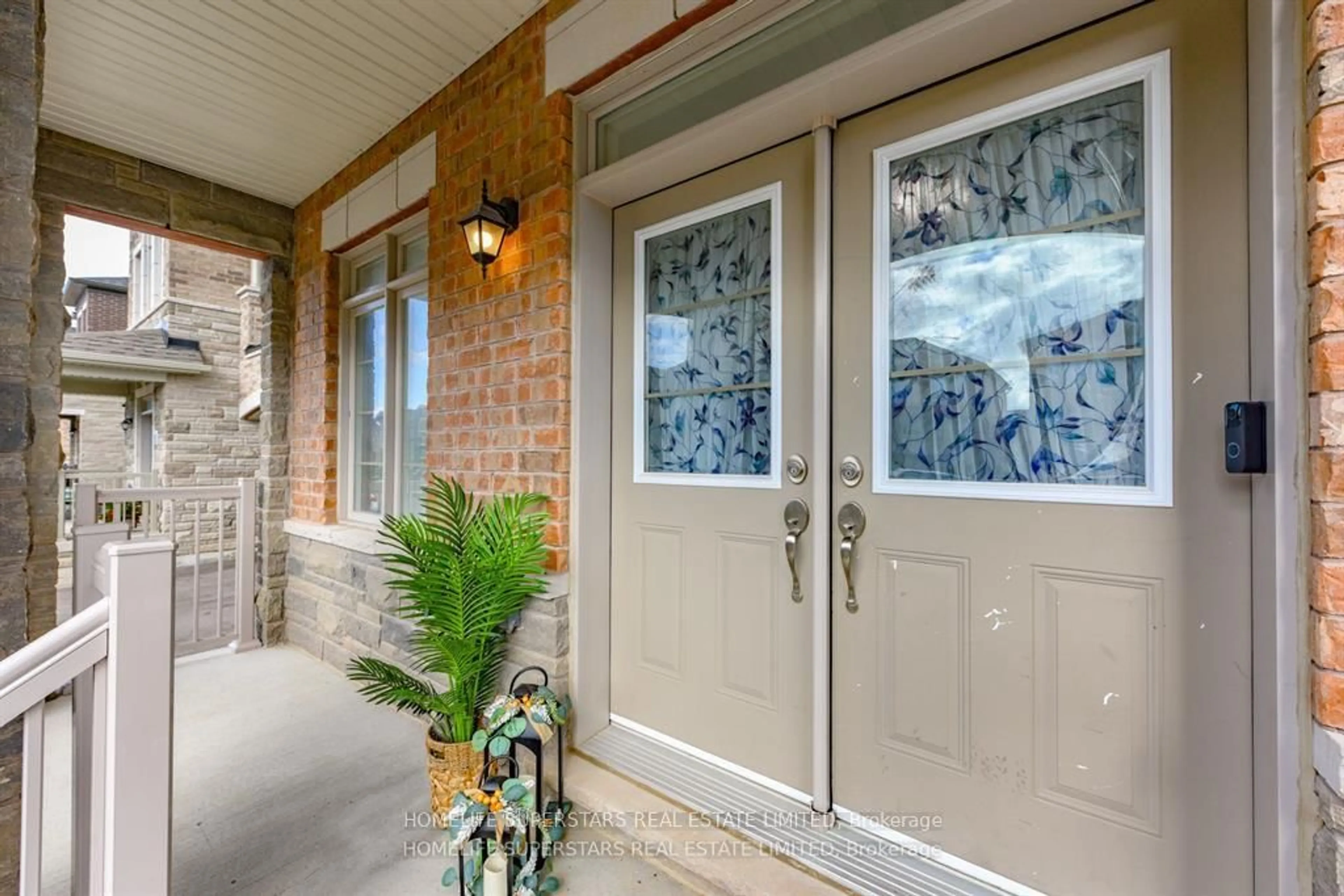 Indoor entryway for 21 CATTAIL Cres, Hamilton Ontario L8B 1Z6