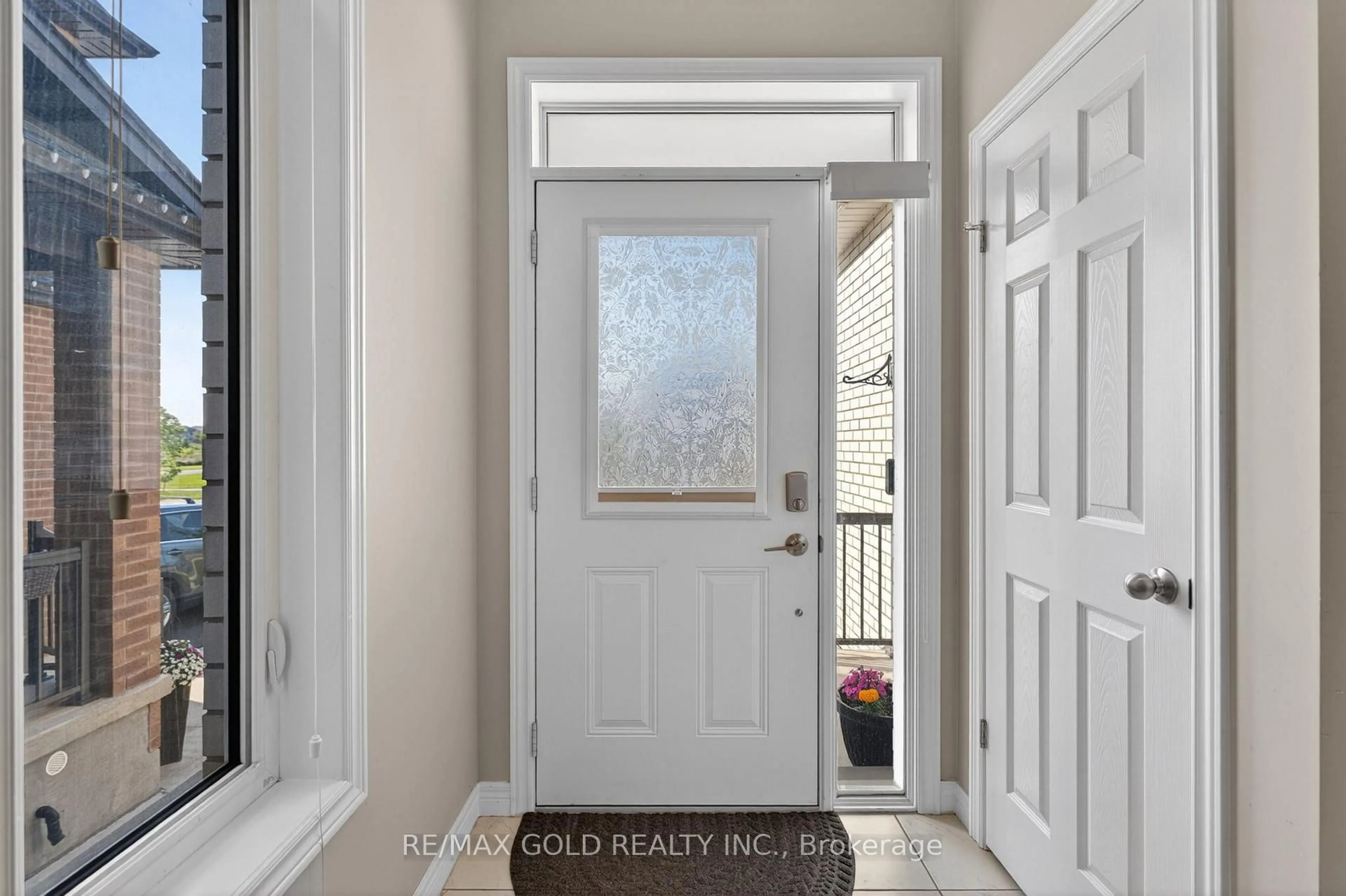 Indoor entryway for 105 Arlington Pkwy, Brant Ontario N3L 0G5