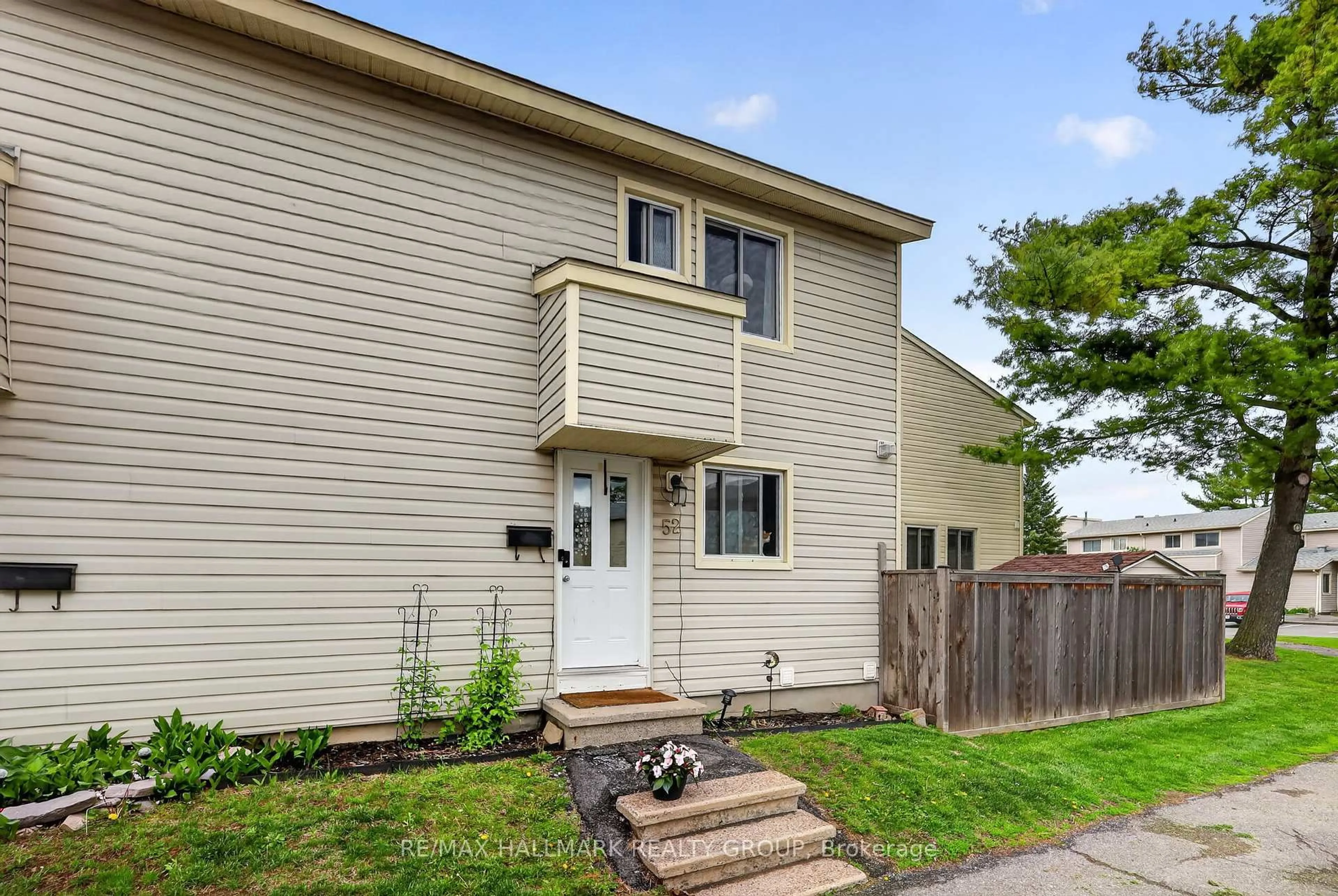 Home with vinyl exterior material, street for 52 Thistledown Crt, Ottawa Ontario K2J 1M9