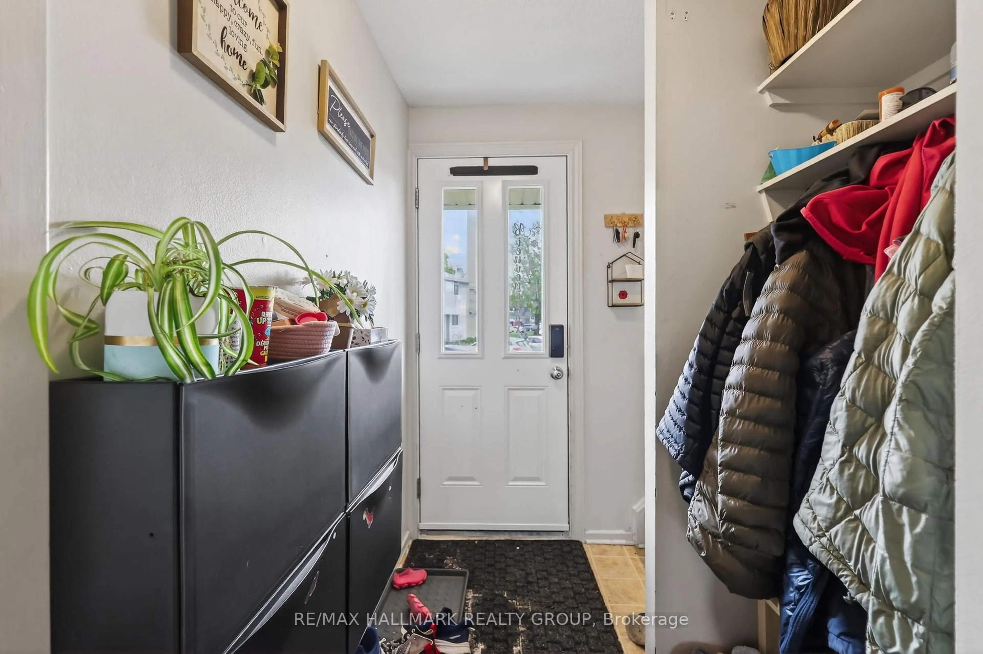 Indoor entryway for 52 Thistledown Crt, Ottawa Ontario K2J 1M9