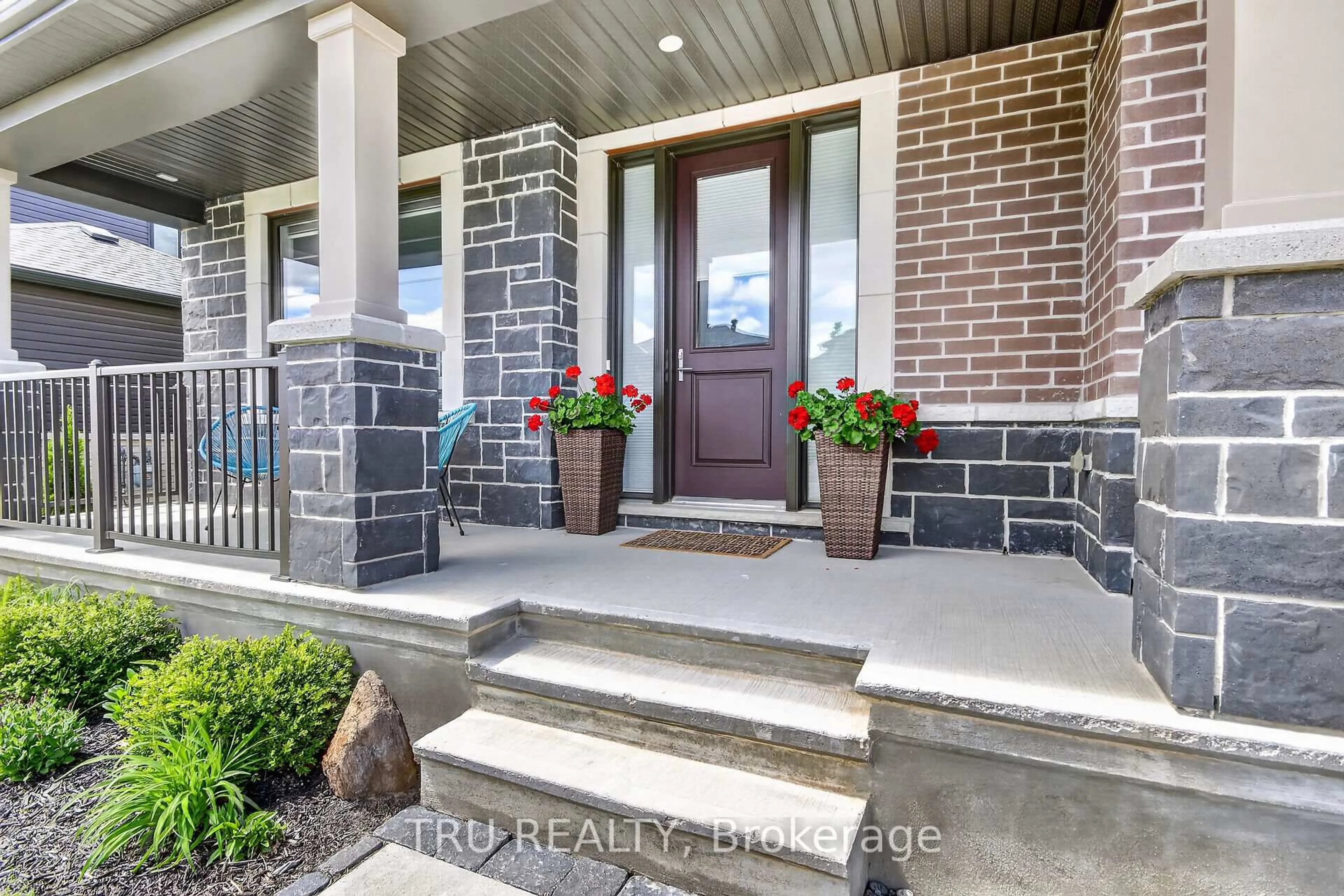 Indoor entryway for 202 Skipper Dr, Manotick Ontario K4M 0M5