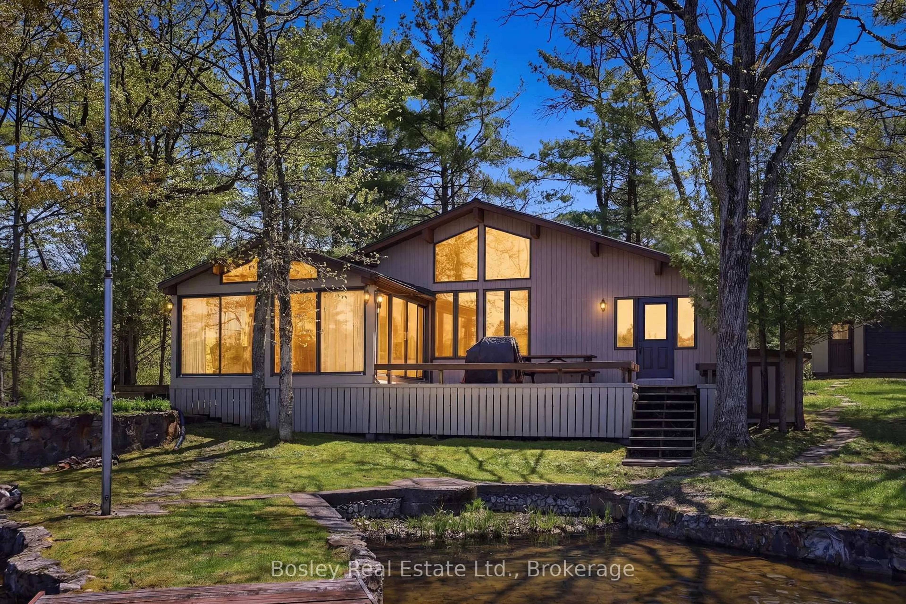 Home with vinyl exterior material, water/lake/river/ocean view for 7 SR405 Shore, Muskoka Lakes Ontario P0C 1M0