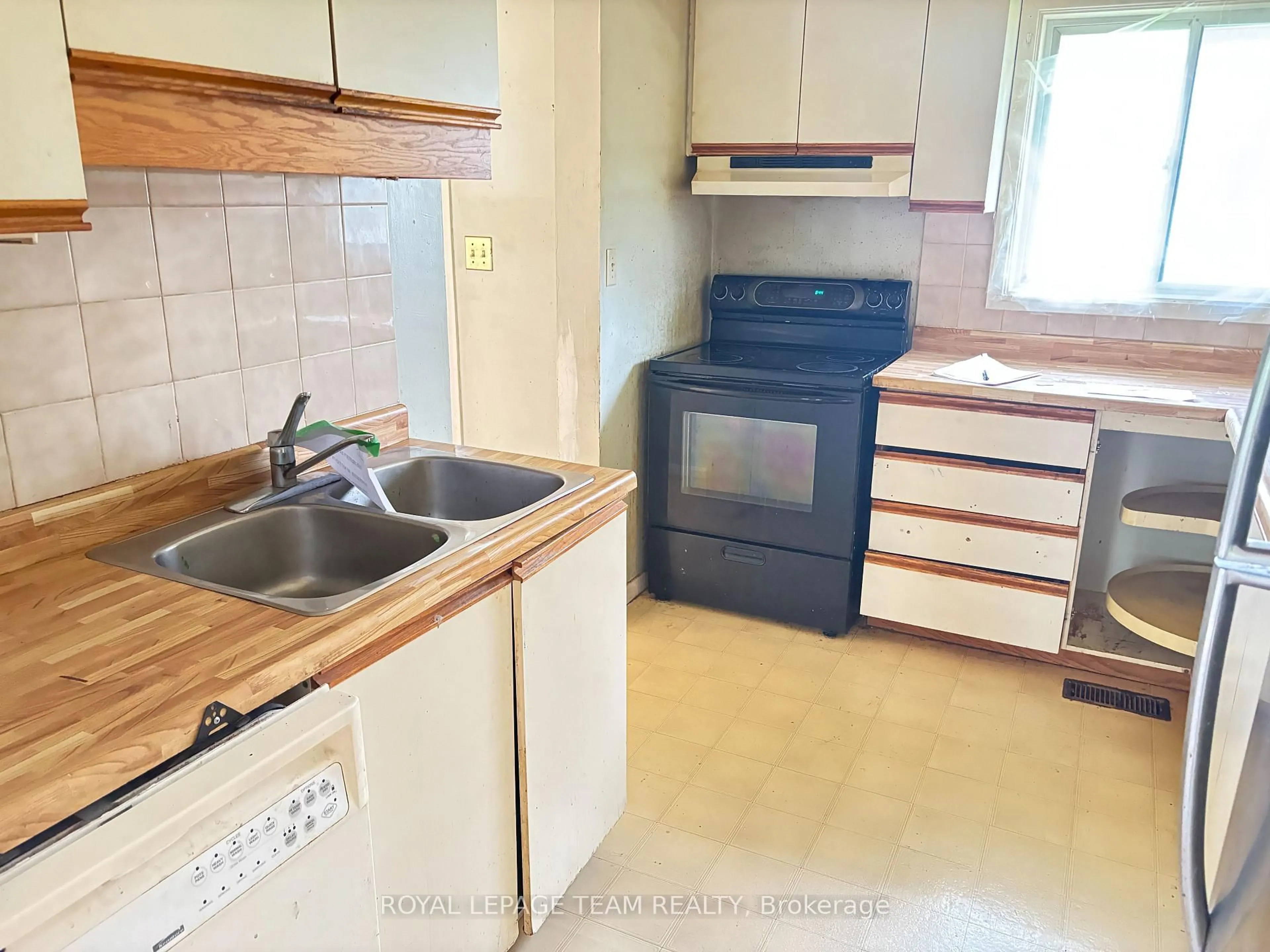 Standard kitchen, unknown for 180 Innisville Road S Rd, Carleton Place Ontario K7C 4L1
