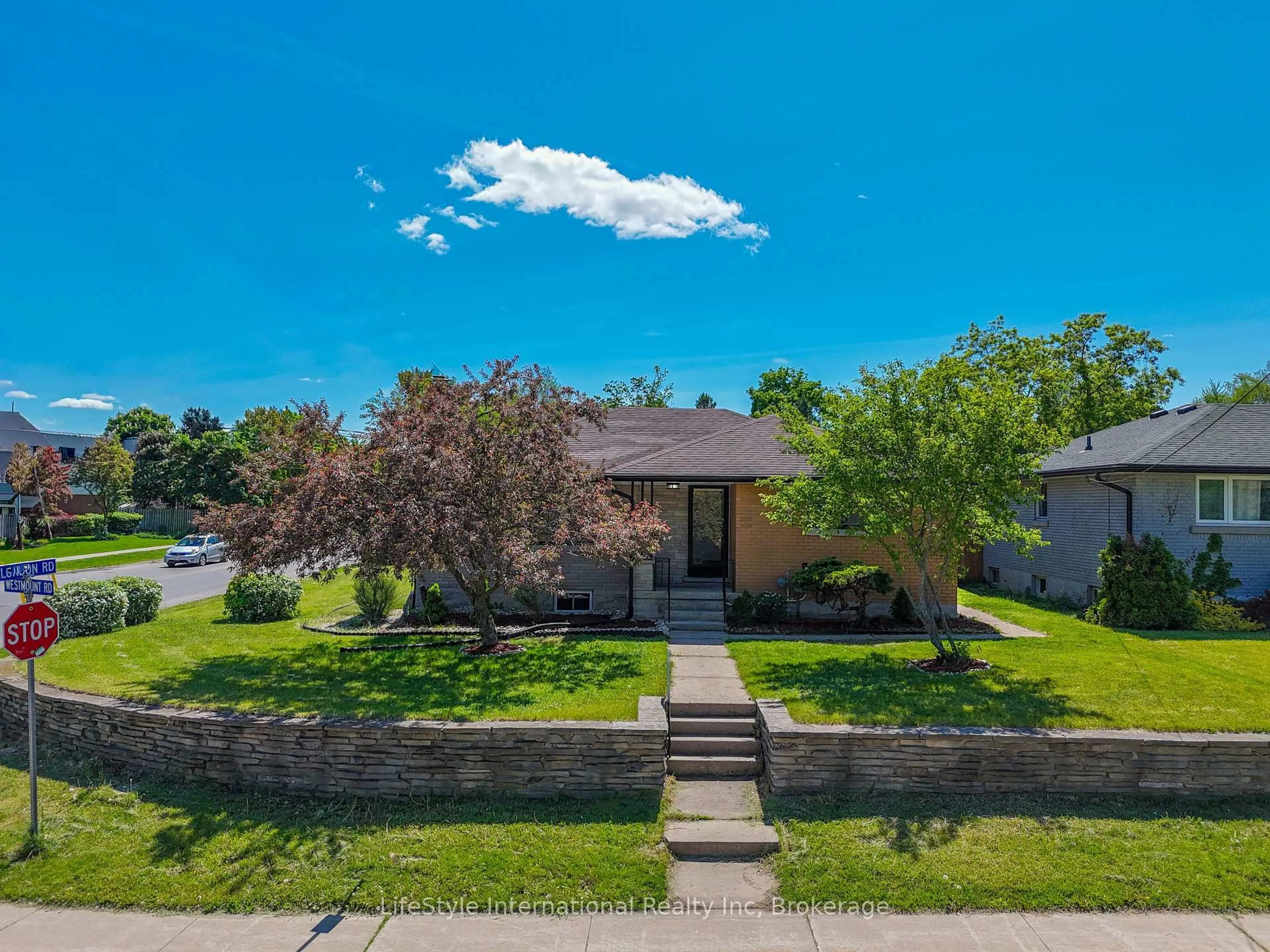 A pic from outside/outdoor area/front of a property/back of a property/a pic from drone, street for 2 Westmount Rd, Guelph Ontario N1H 5H2