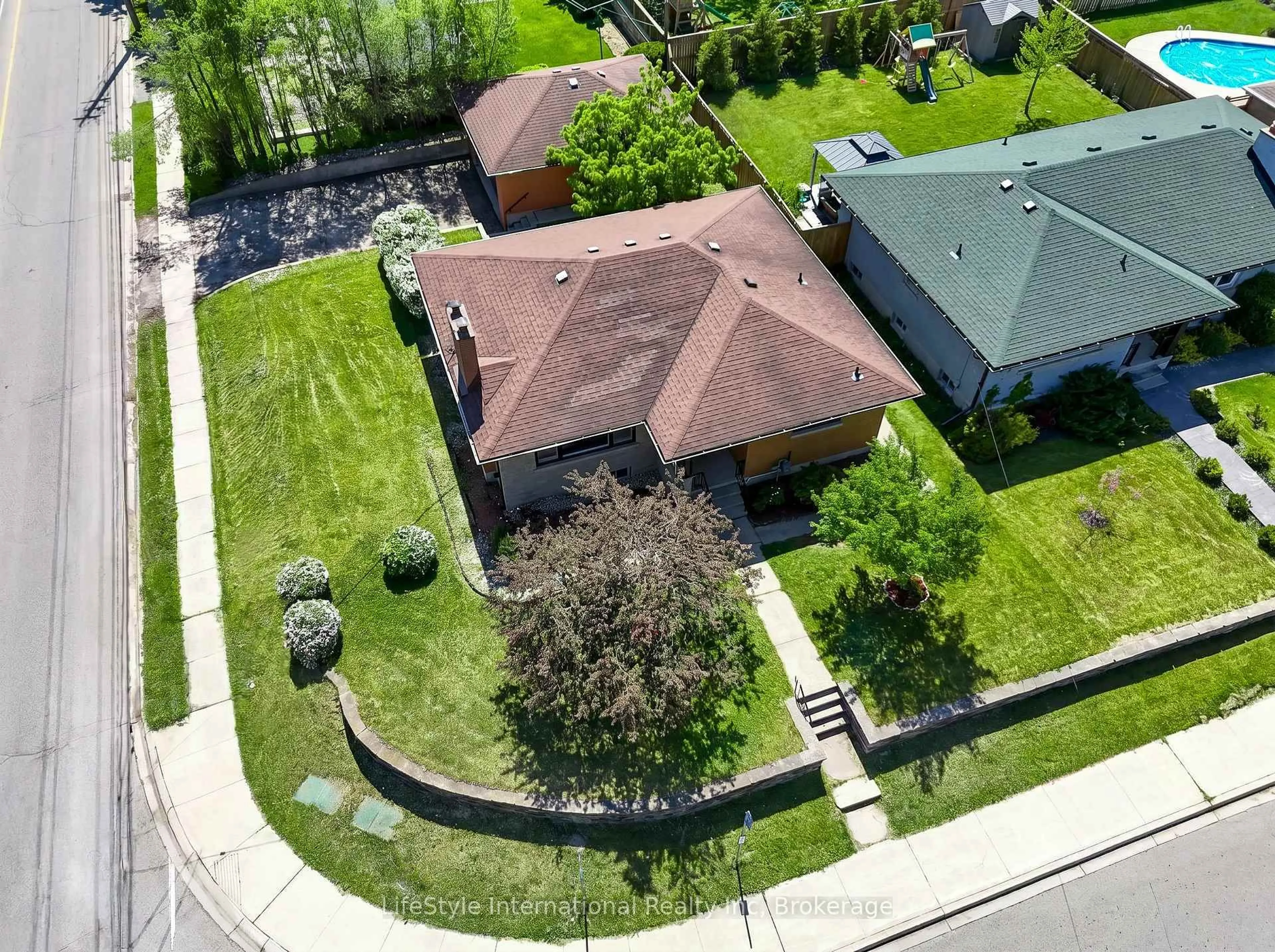 A pic from outside/outdoor area/front of a property/back of a property/a pic from drone, street for 2 Westmount Rd, Guelph Ontario N1H 5H2