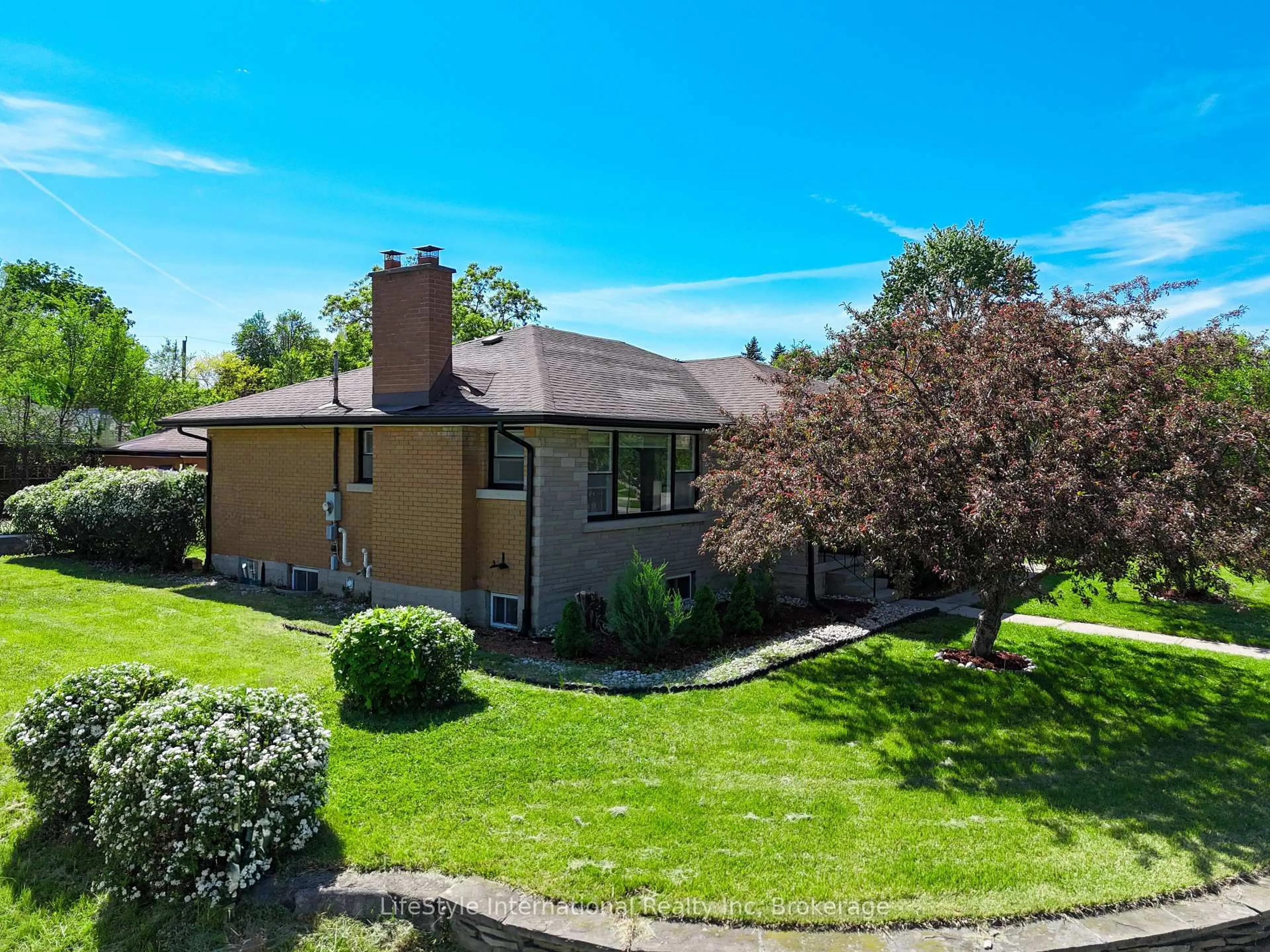 A pic from outside/outdoor area/front of a property/back of a property/a pic from drone, street for 2 Westmount Rd, Guelph Ontario N1H 5H2