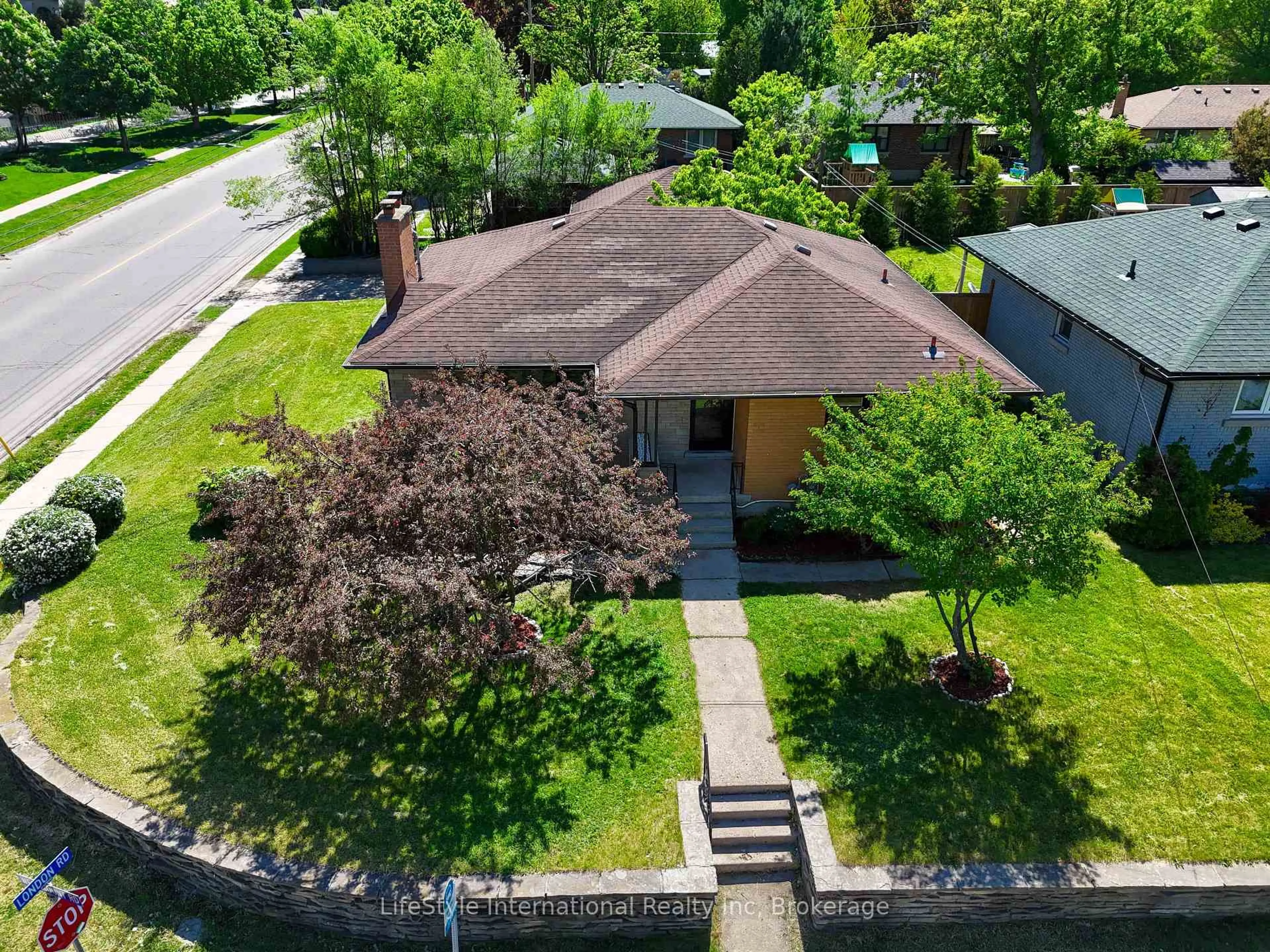 A pic from outside/outdoor area/front of a property/back of a property/a pic from drone, street for 2 Westmount Rd, Guelph Ontario N1H 5H2