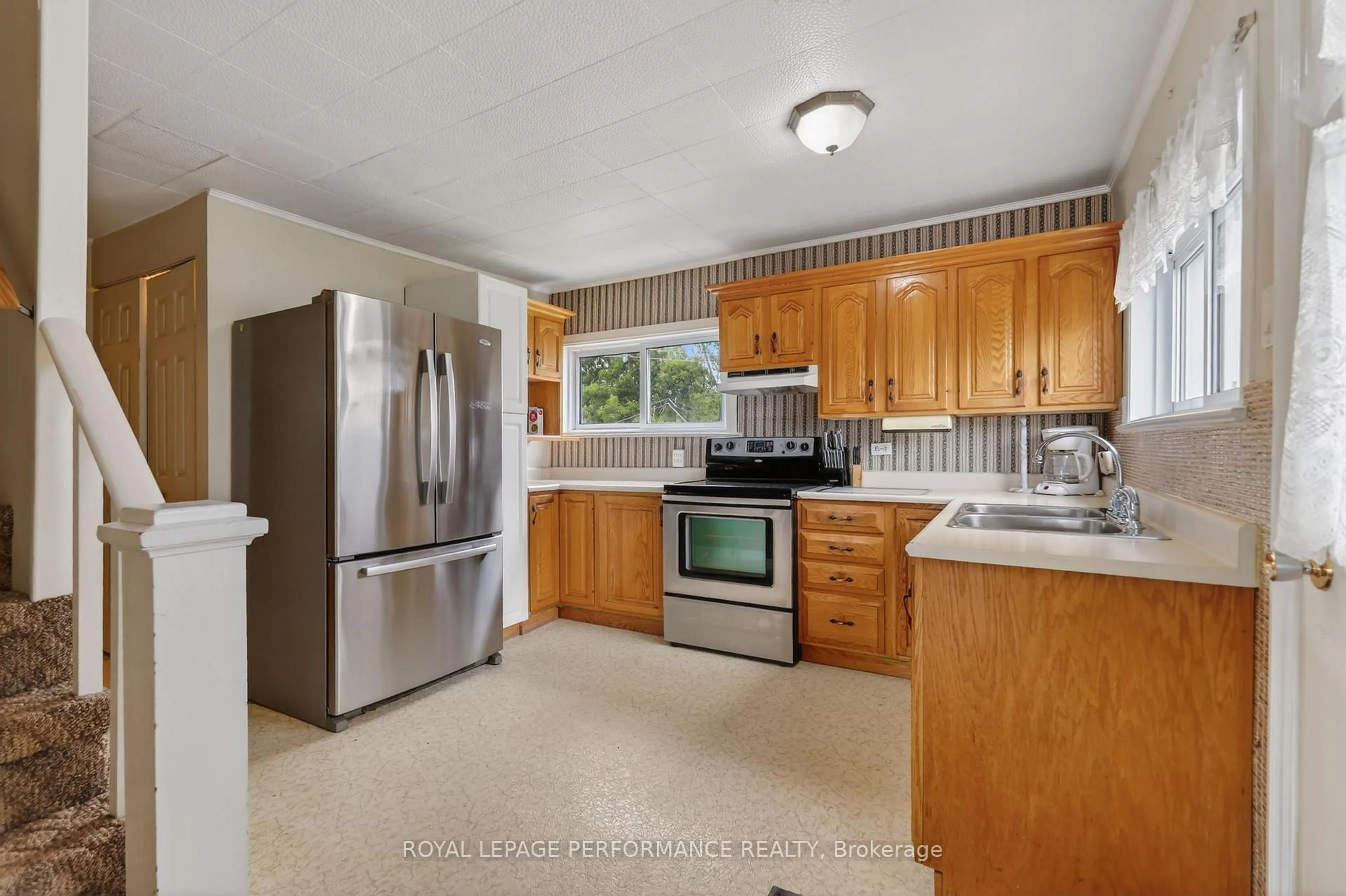 Standard kitchen, ceramic/tile floor for 40 Forget St, Russell Ontario K0A 1W0