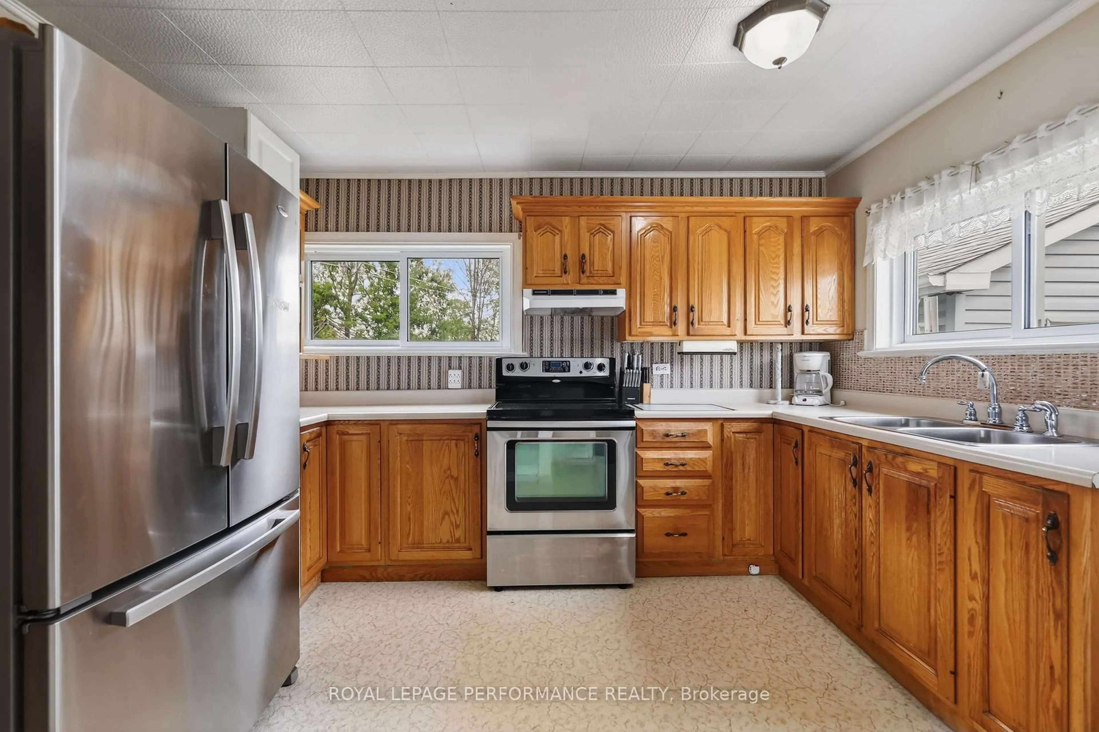 Standard kitchen, ceramic/tile floor for 40 Forget St, Russell Ontario K0A 1W0