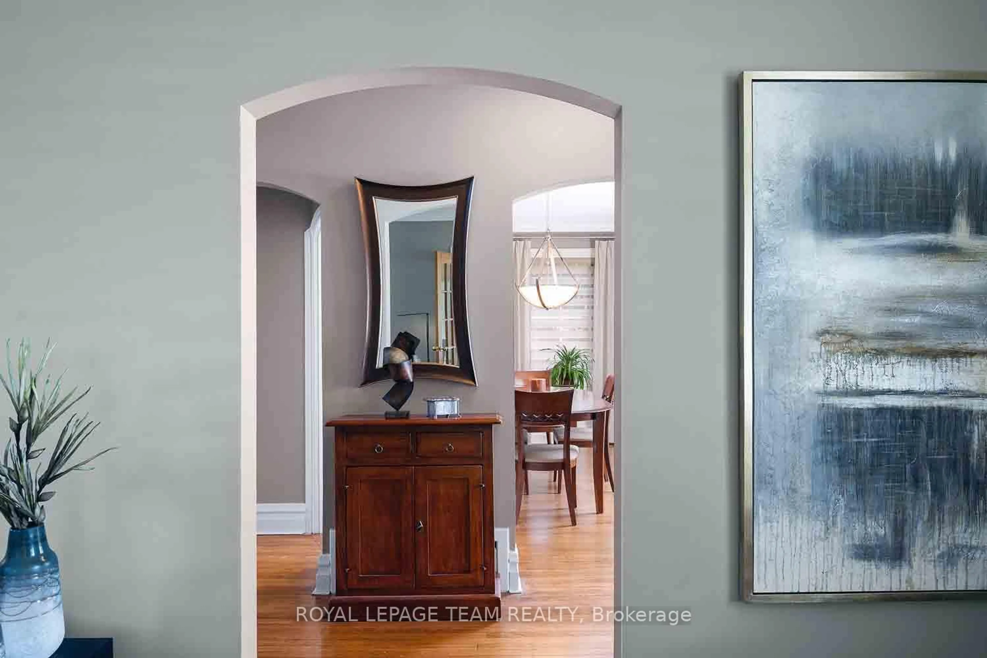 Indoor entryway for 139 PLEASANT PARK Rd, Ottawa Ontario K1H 5M4