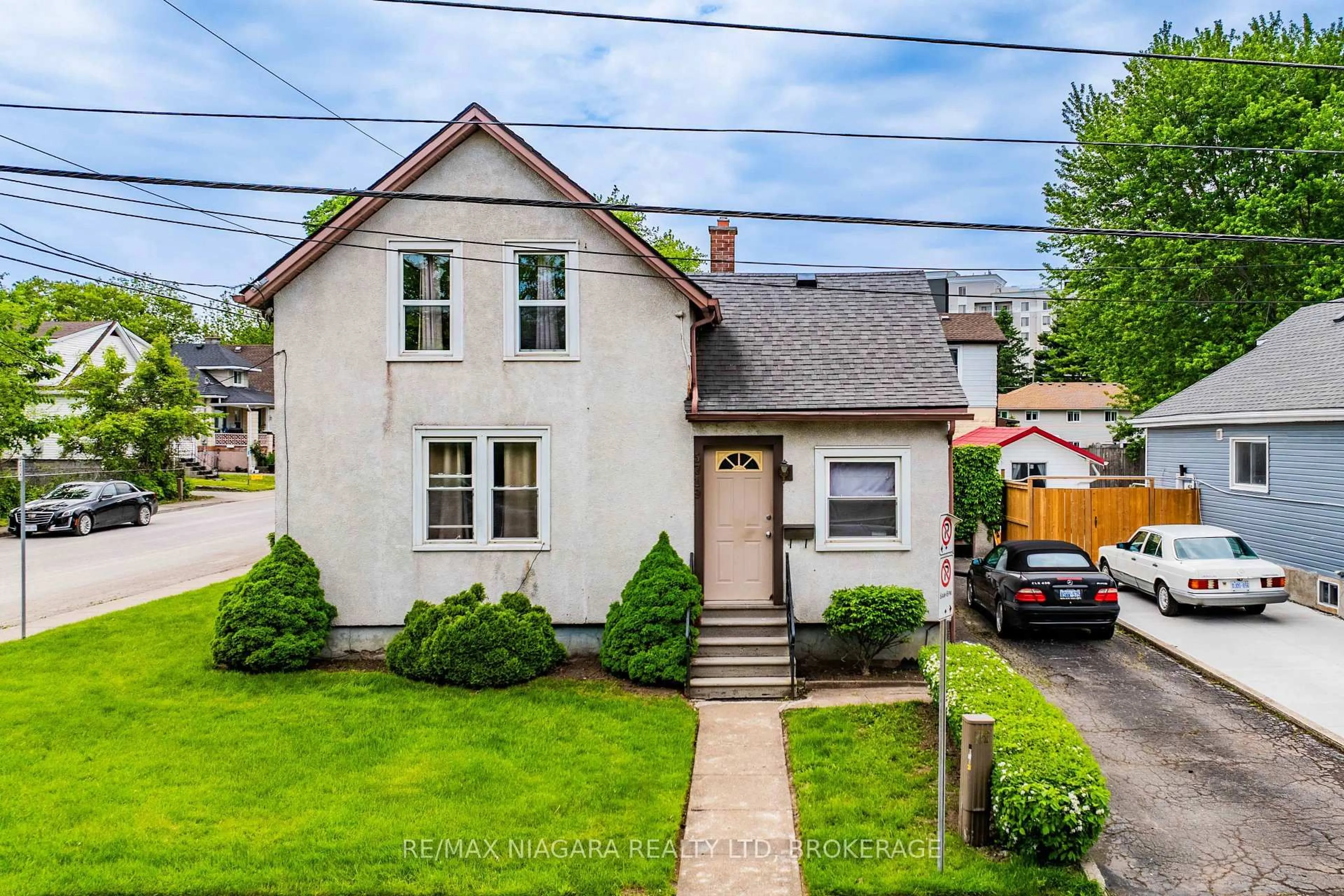 A pic from outside/outdoor area/front of a property/back of a property/a pic from drone, street for 5719 Temperance Ave, Niagara Falls Ontario L2G 4A6