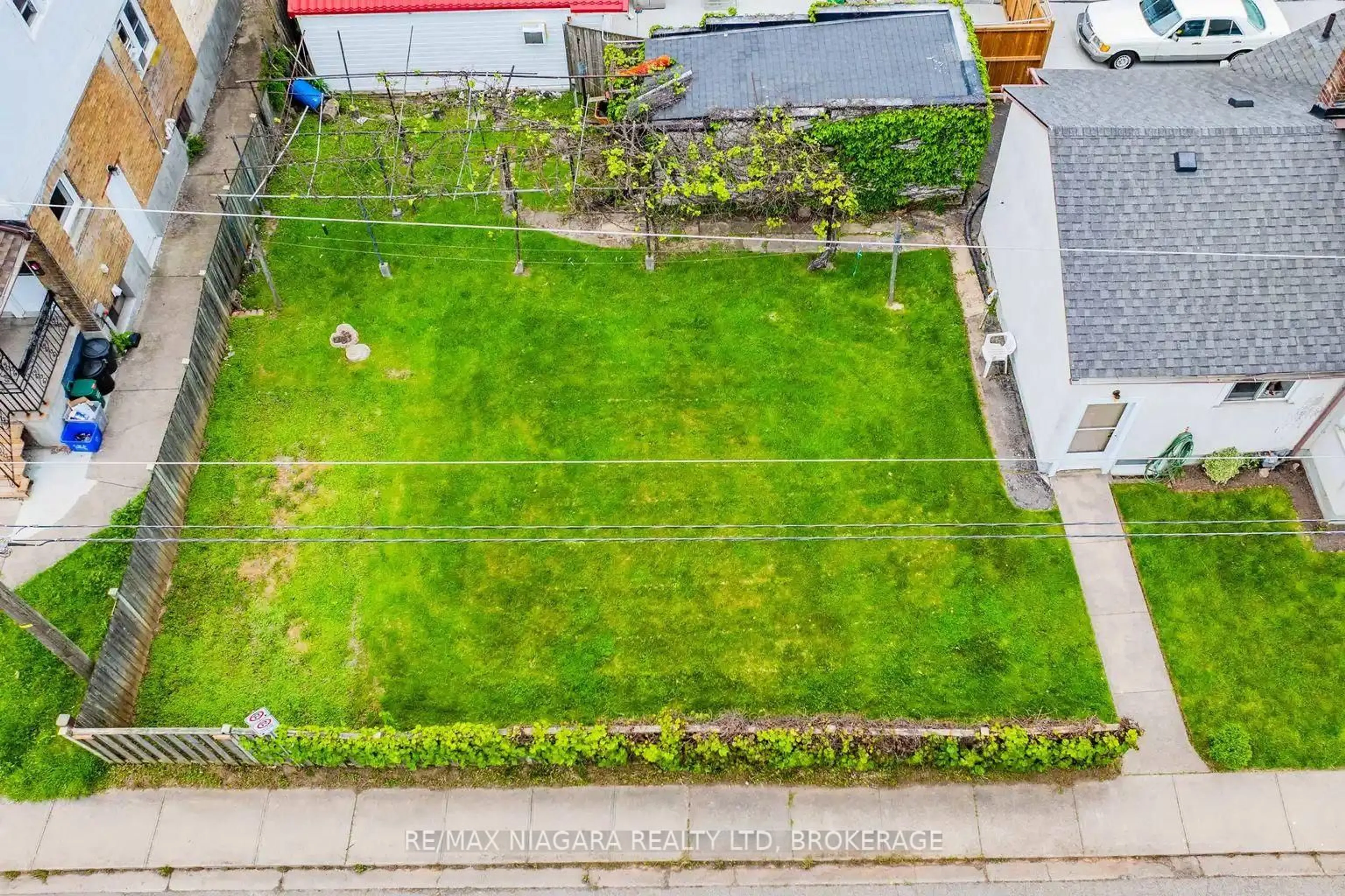 A pic from outside/outdoor area/front of a property/back of a property/a pic from drone, street for 5719 Temperance Ave, Niagara Falls Ontario L2G 4A6