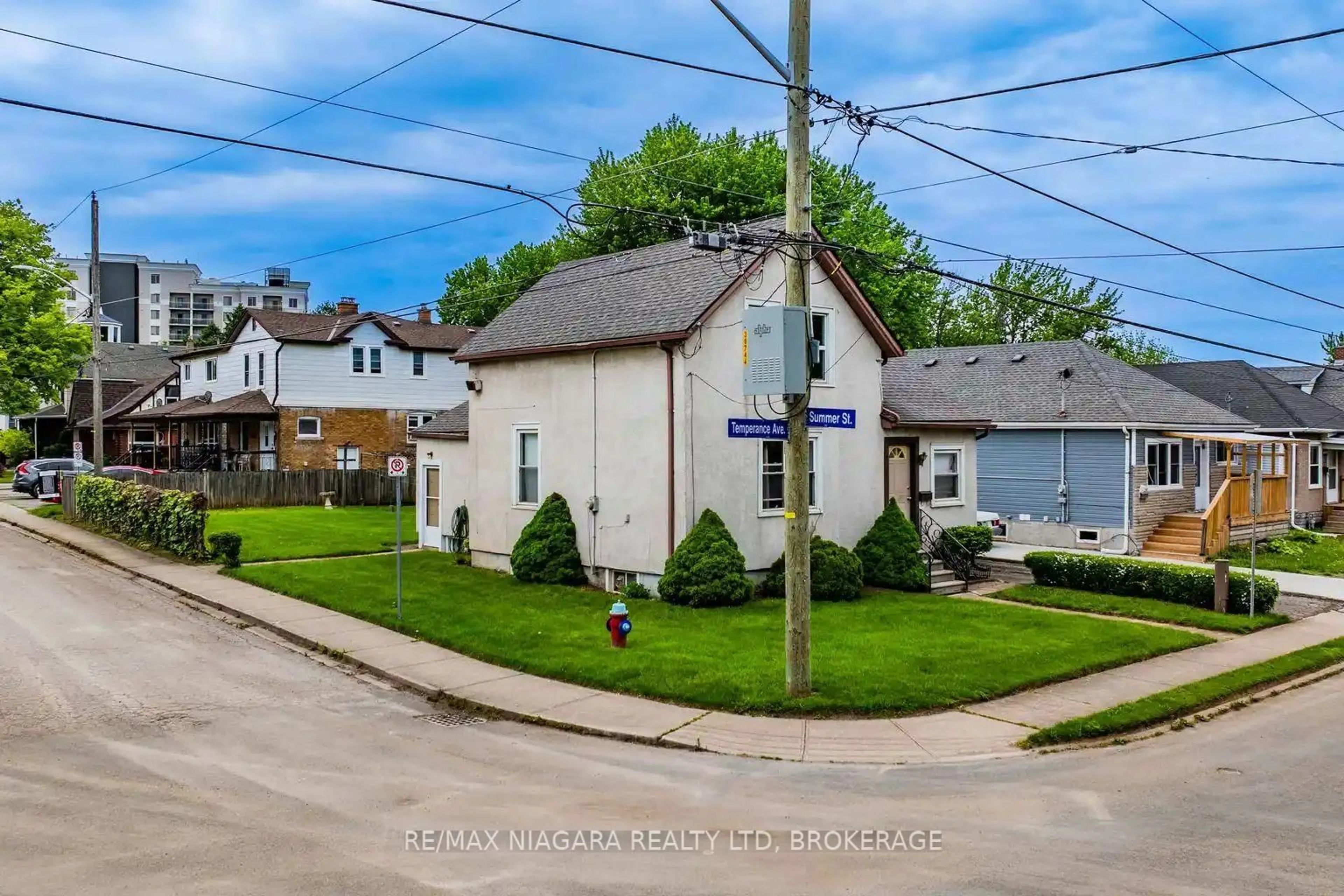 A pic from outside/outdoor area/front of a property/back of a property/a pic from drone, street for 5719 Temperance Ave, Niagara Falls Ontario L2G 4A6