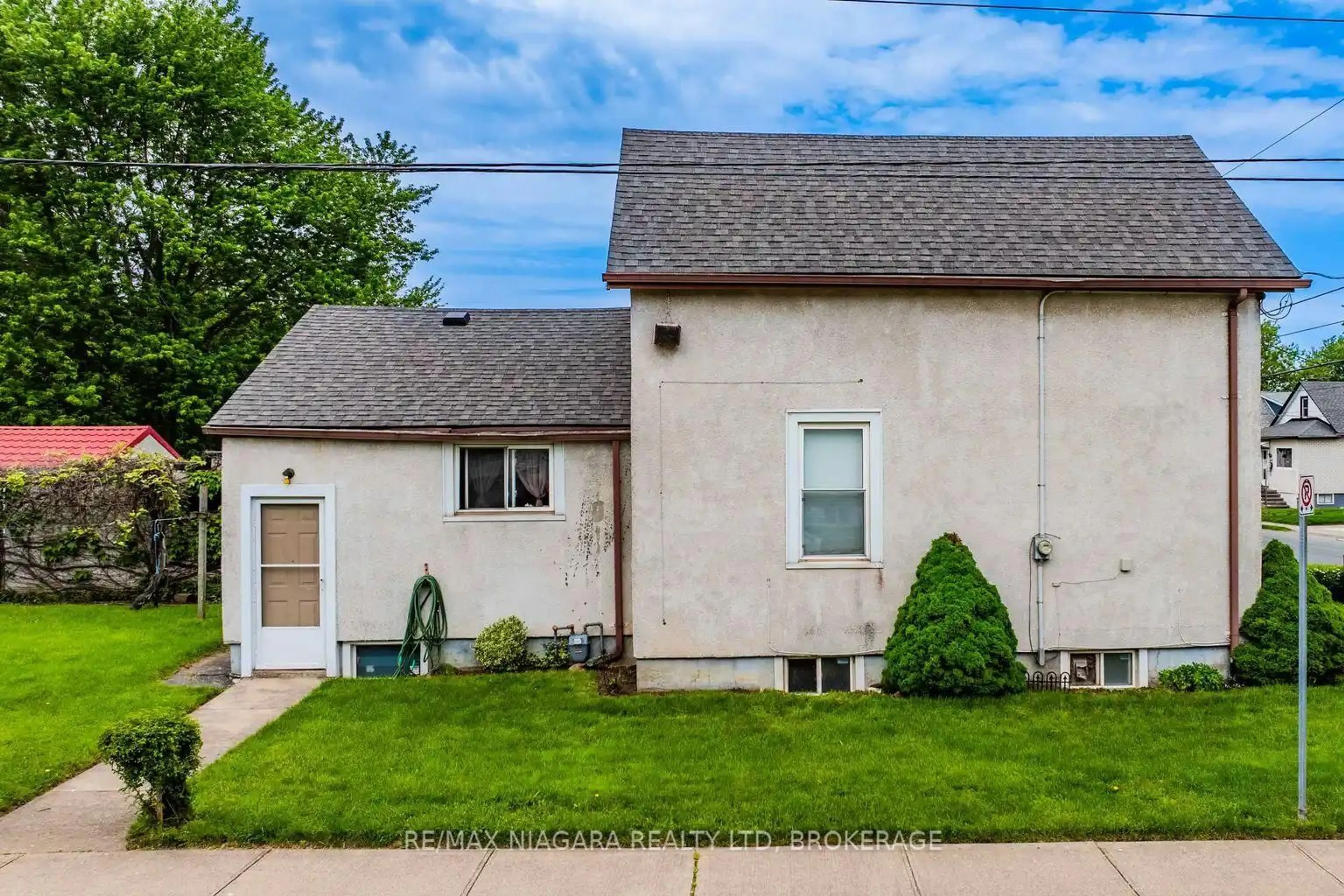Home with vinyl exterior material, street for 5719 Temperance Ave, Niagara Falls Ontario L2G 4A6