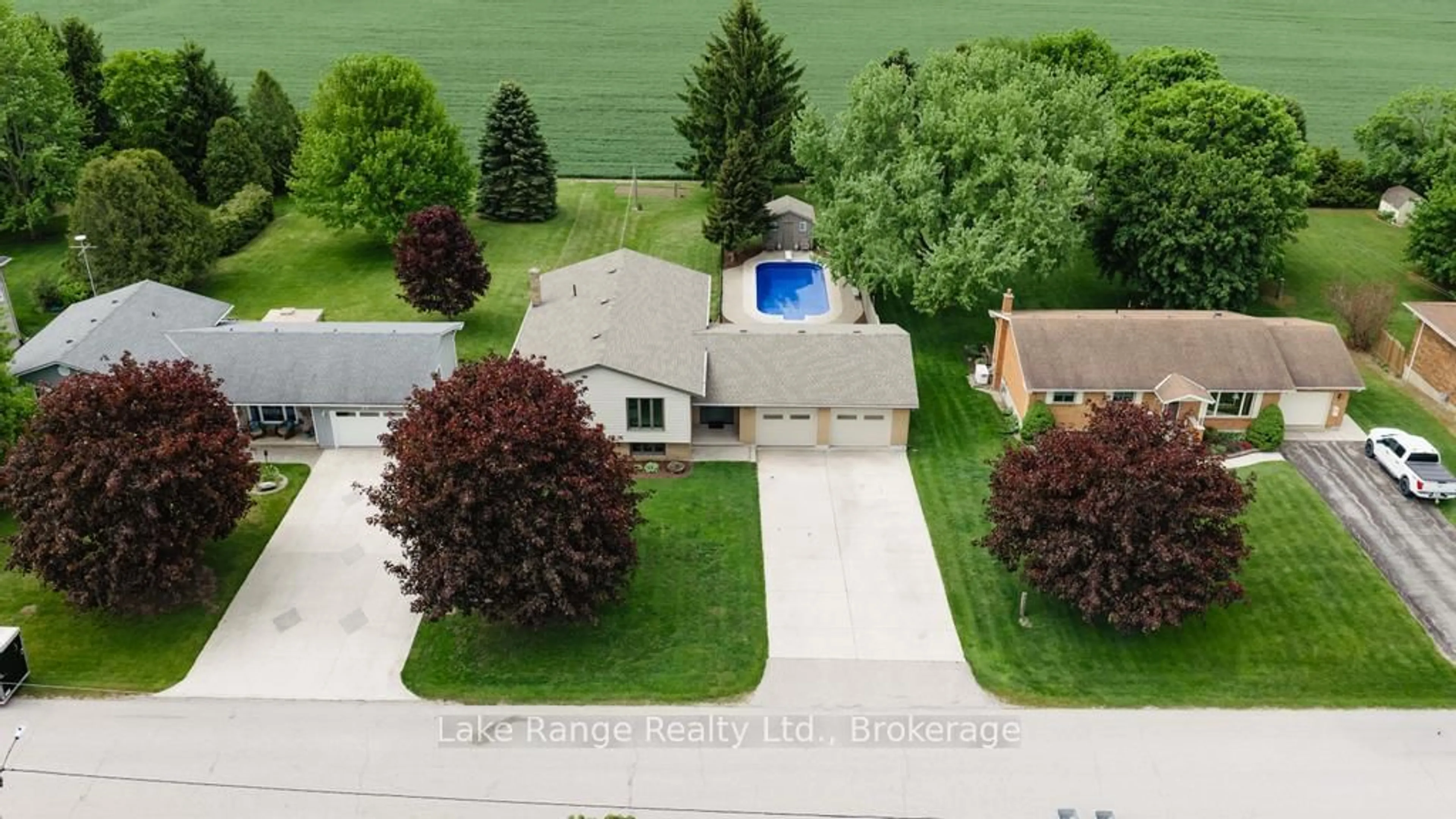 A pic from outside/outdoor area/front of a property/back of a property/a pic from drone, street for 23 Parker Dr Dr, Morris Turnberry Ontario N0G 1E0