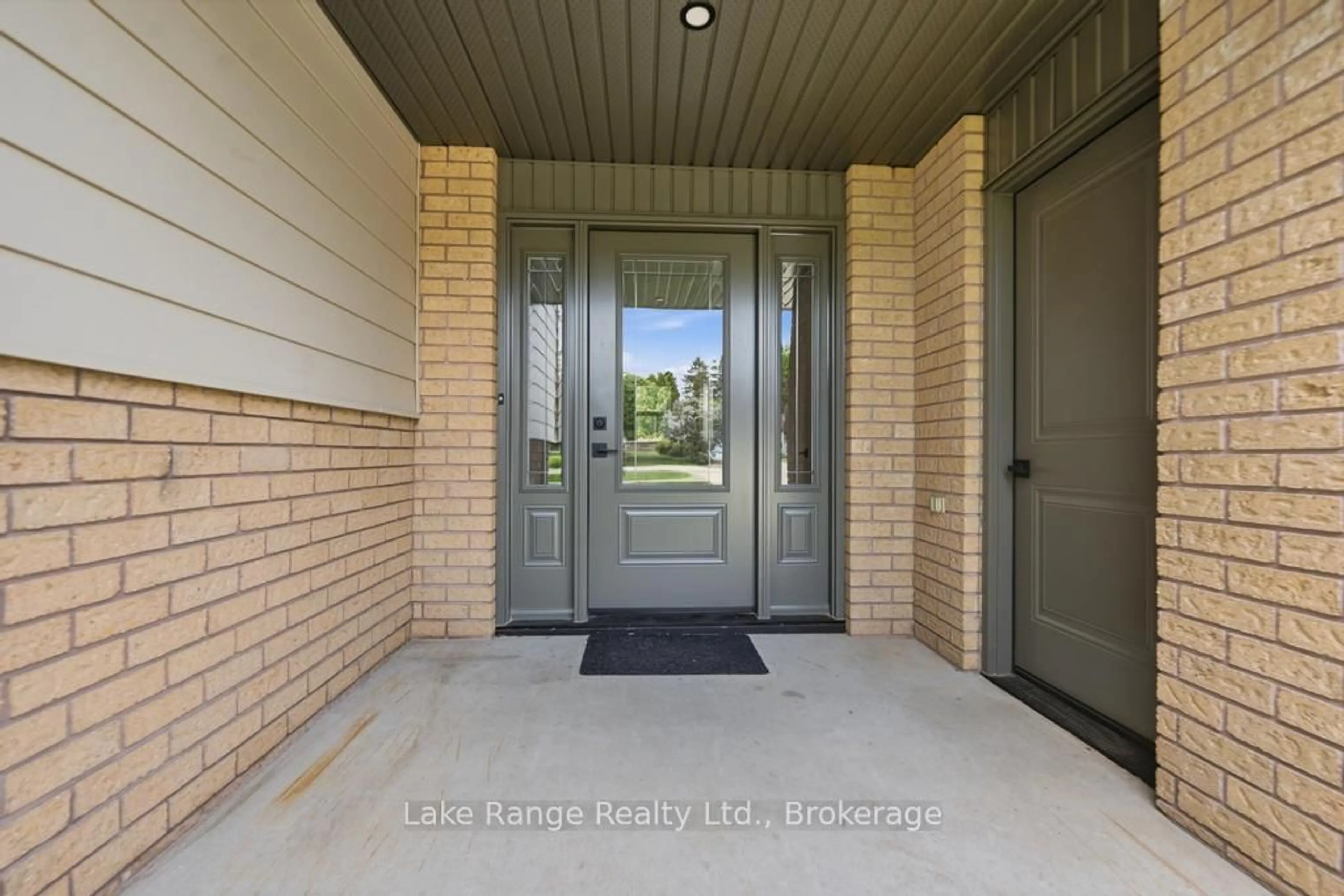 Indoor entryway for 23 Parker Dr Dr, Morris Turnberry Ontario N0G 1E0