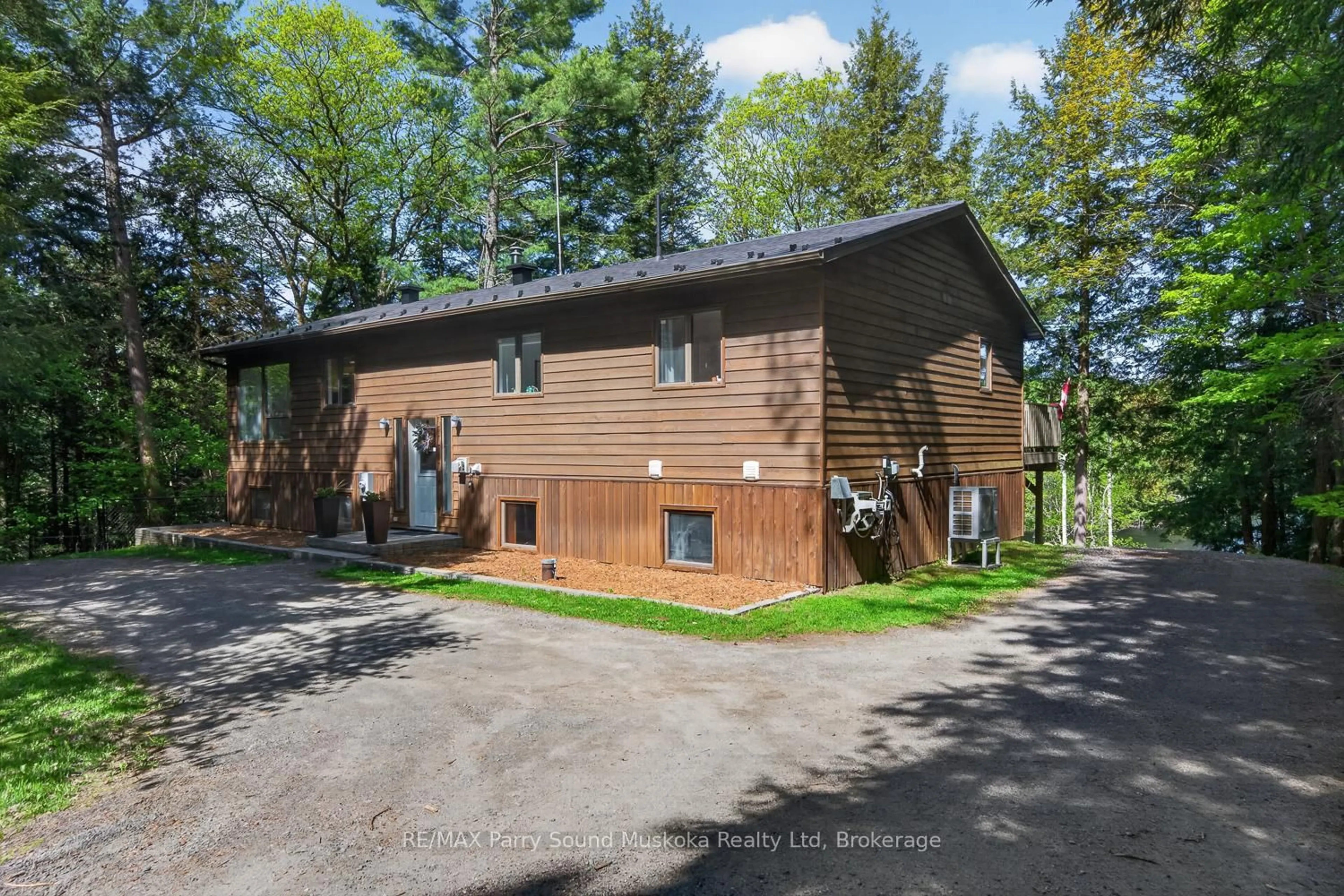 A pic from outside/outdoor area/front of a property/back of a property/a pic from drone, unknown for 34 SILVER POINT Dr, Seguin Ontario P2W 2W8