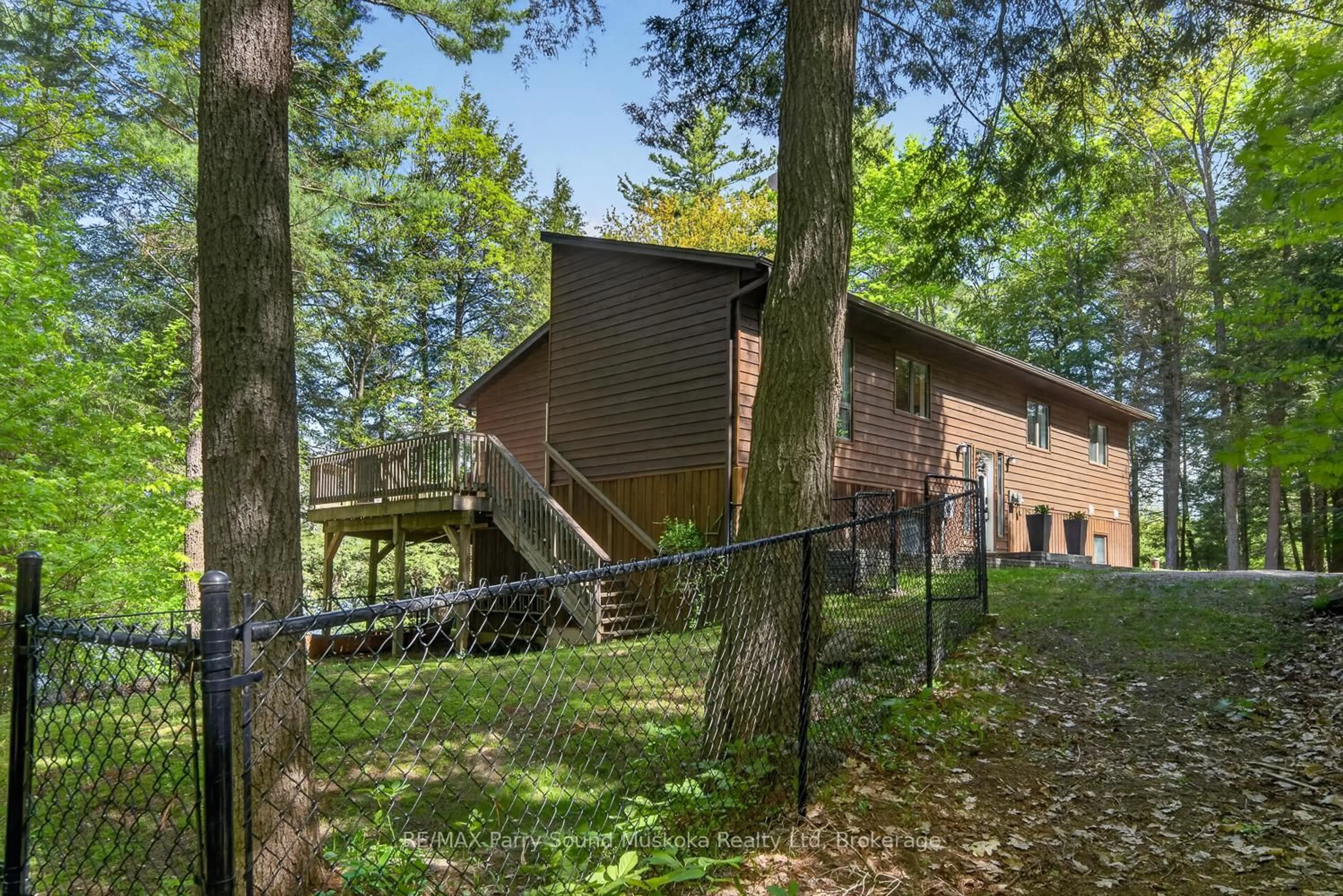 Patio, forest/trees view for 34 SILVER POINT Dr, Seguin Ontario P2W 2W8
