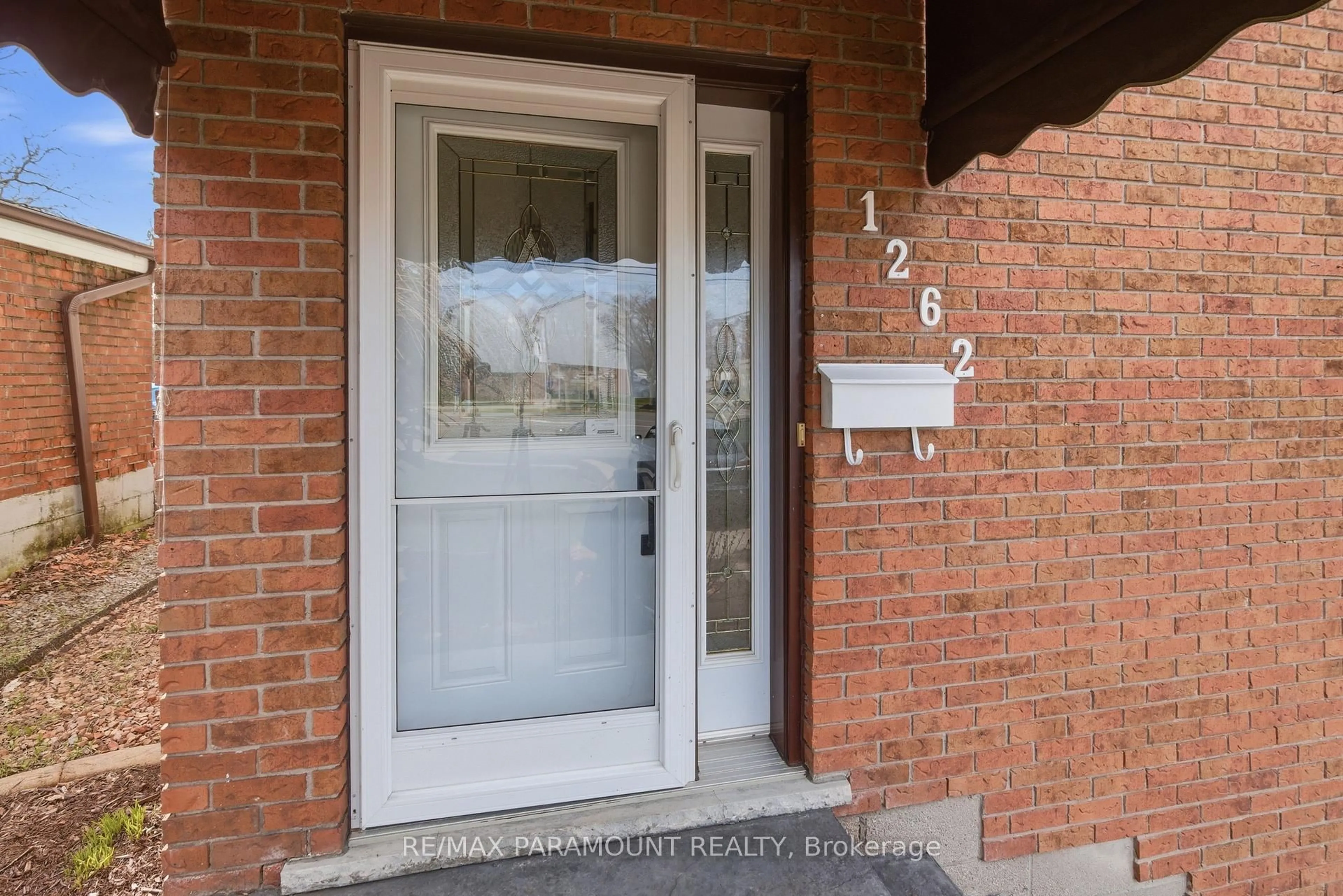 Indoor entryway for 1262 Upper Gage Ave, Hamilton Ontario L8W 1E4