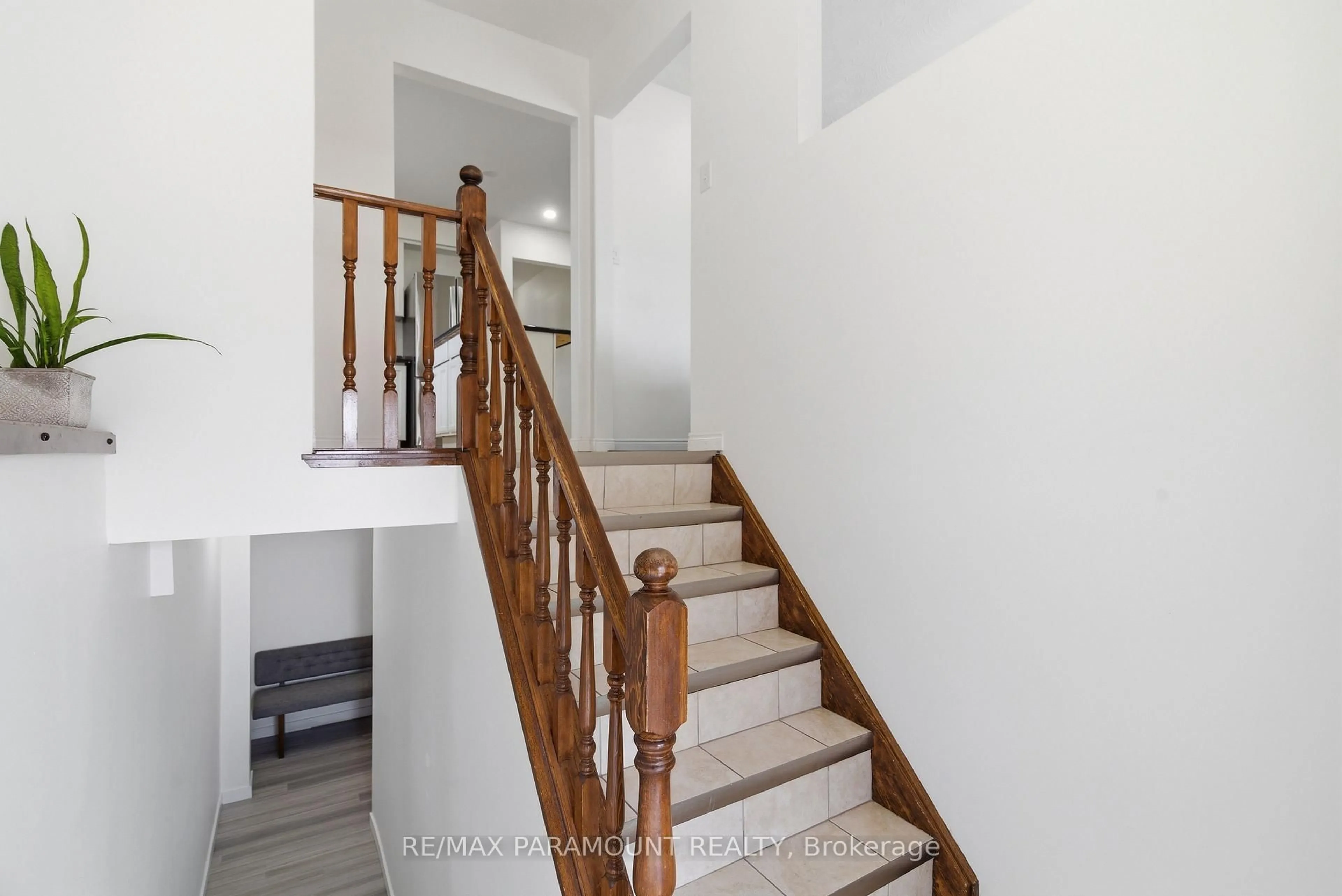Unknown for 1262 Upper Gage Ave, Hamilton Ontario L8W 1E4