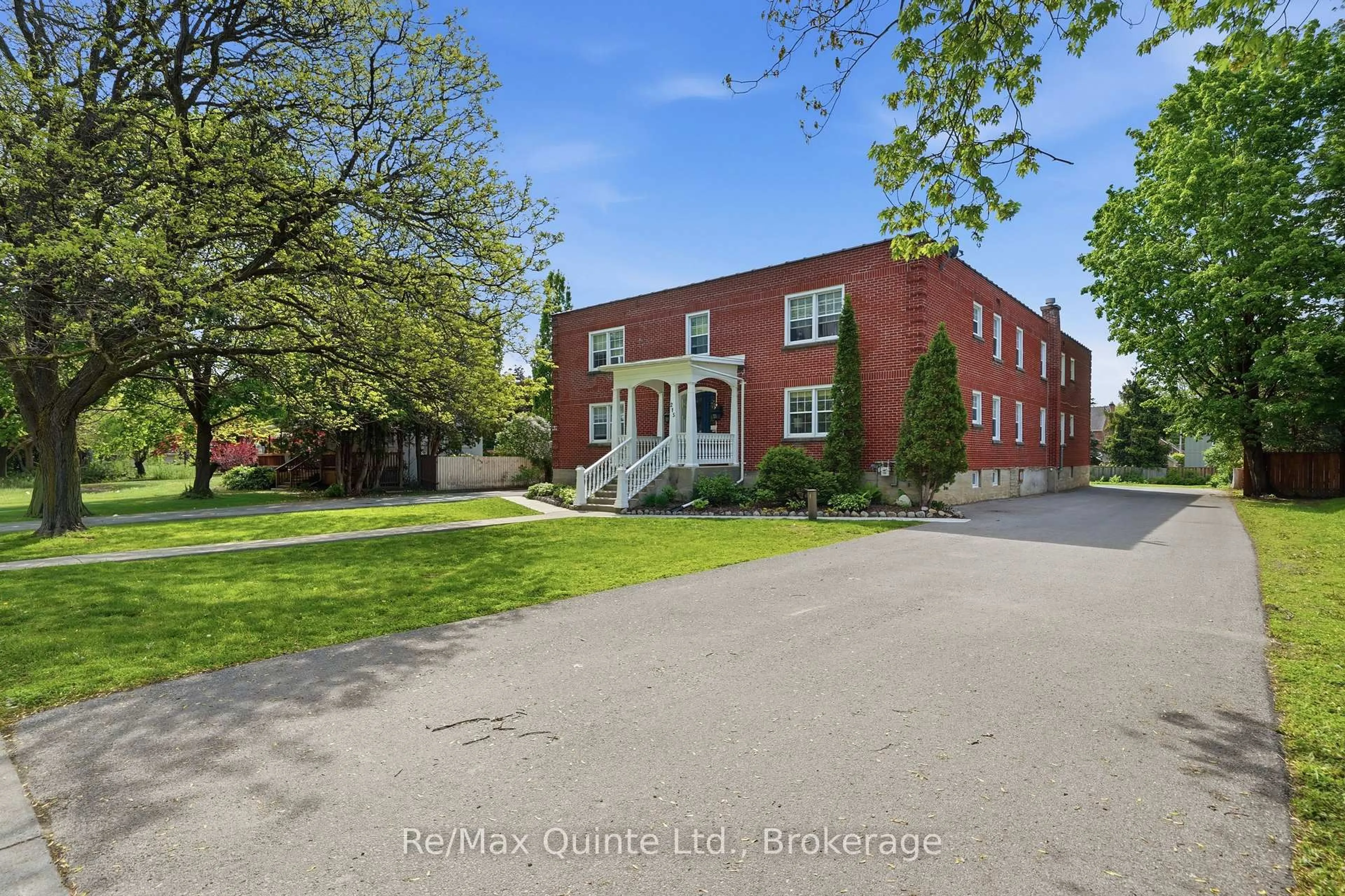 A pic from outside/outdoor area/front of a property/back of a property/a pic from drone, building for 215 Victoria Ave, Belleville Ontario K8N 2C2