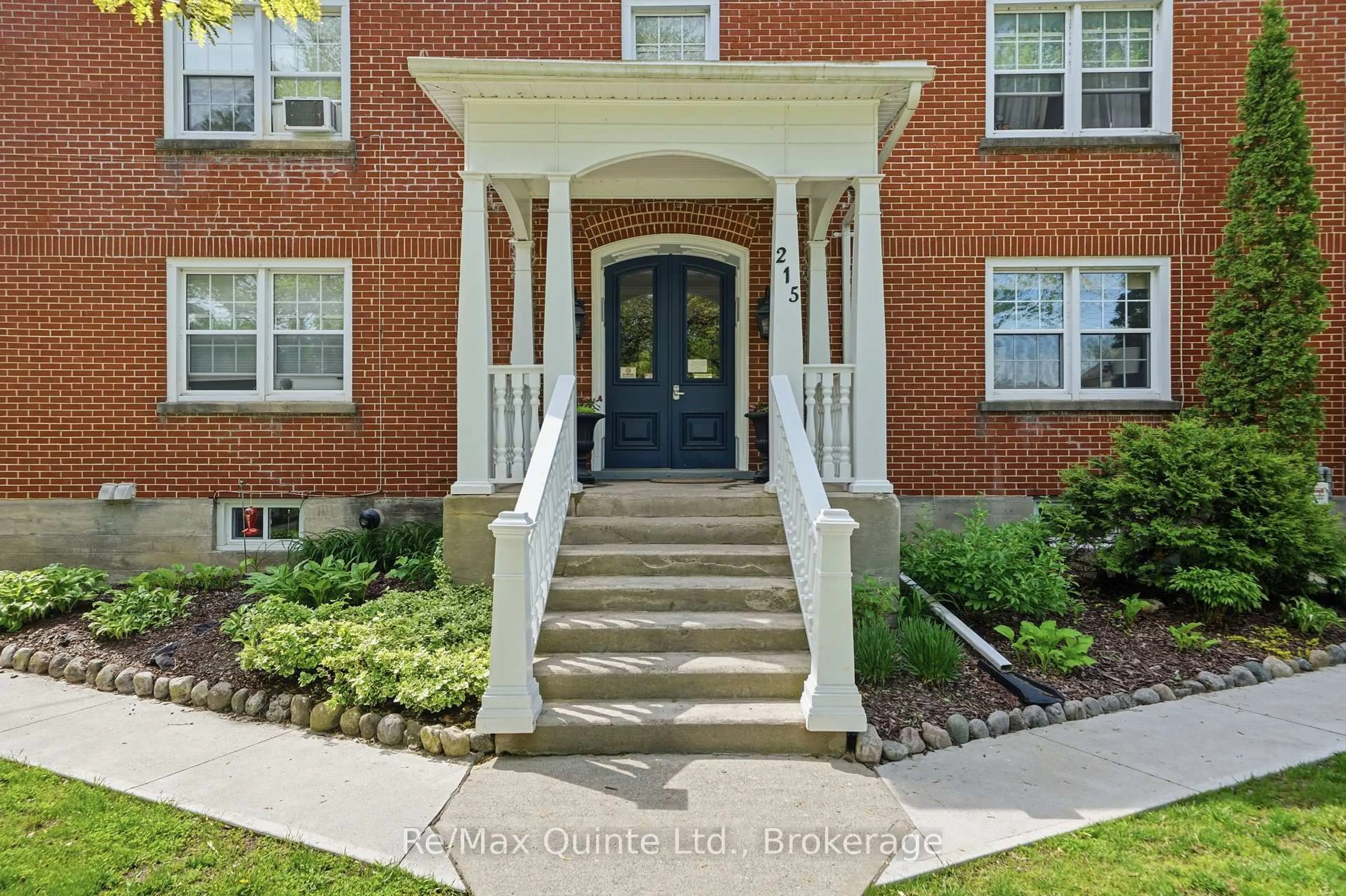 Indoor entryway for 215 Victoria Ave, Belleville Ontario K8N 2C2