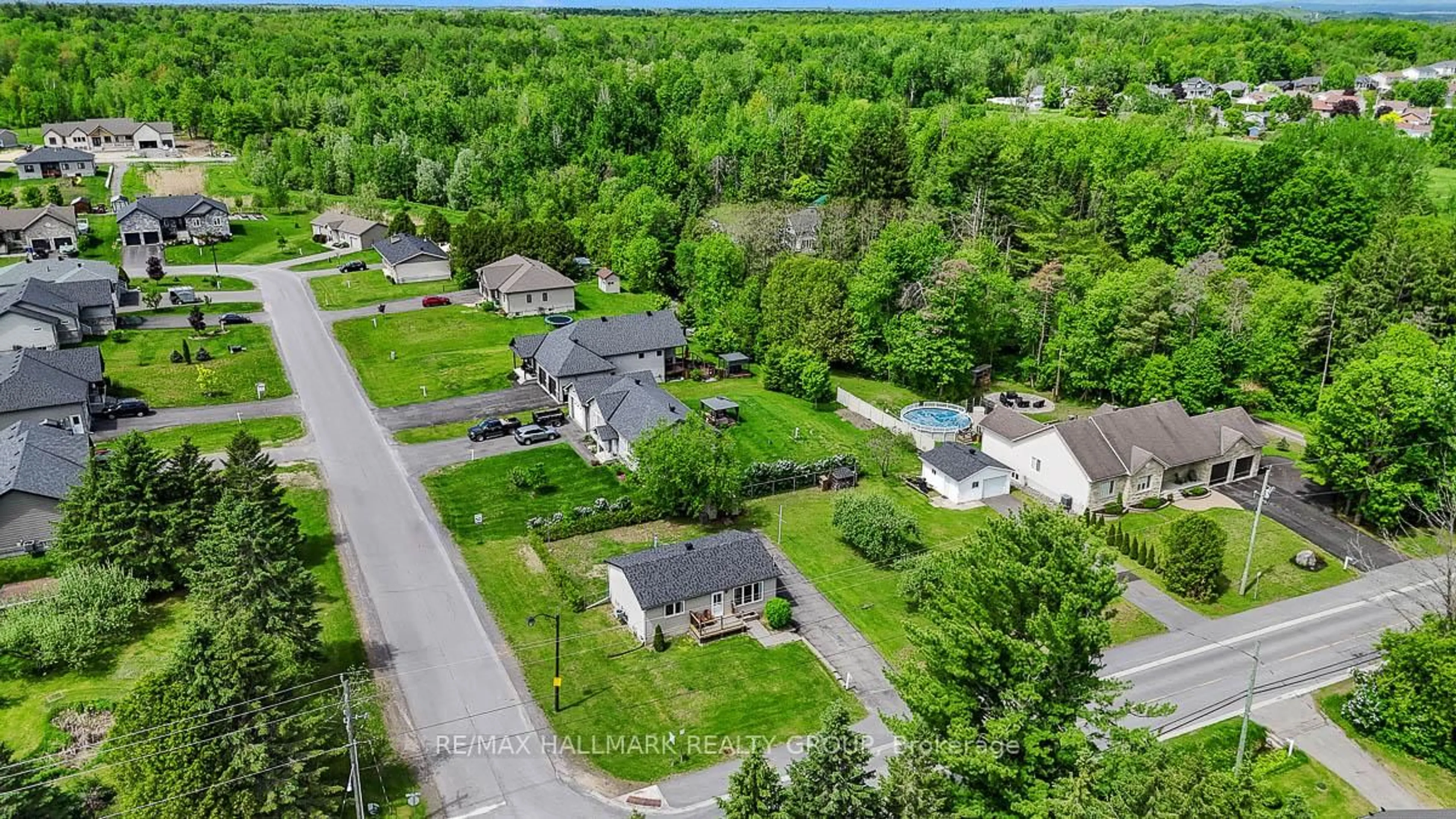 A pic from outside/outdoor area/front of a property/back of a property/a pic from drone, street for 1862 Landry Rd, Clarence-Rockland Ontario K0A 1N0