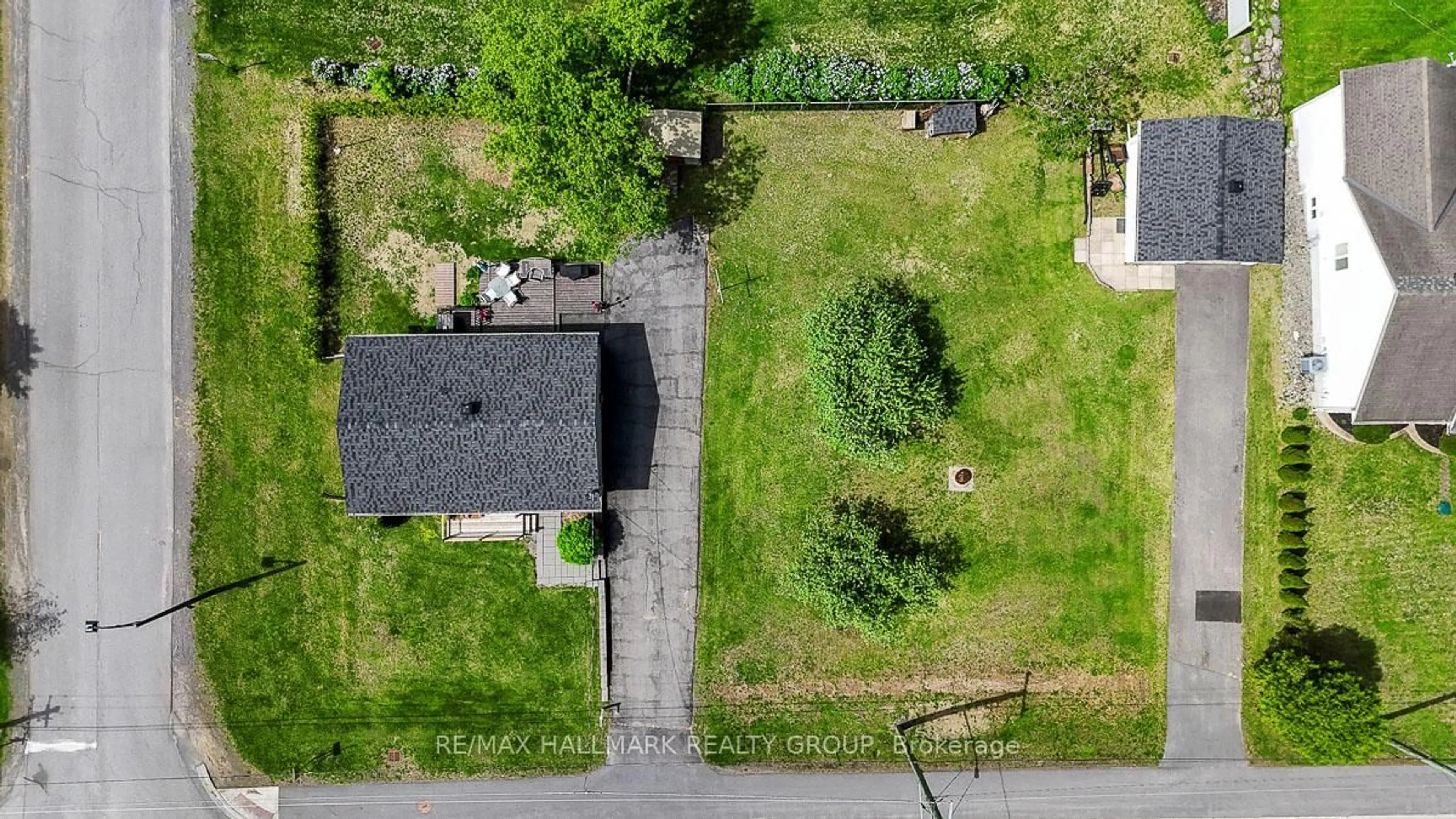 A pic from outside/outdoor area/front of a property/back of a property/a pic from drone, street for 1862 Landry Rd, Clarence-Rockland Ontario K0A 1N0