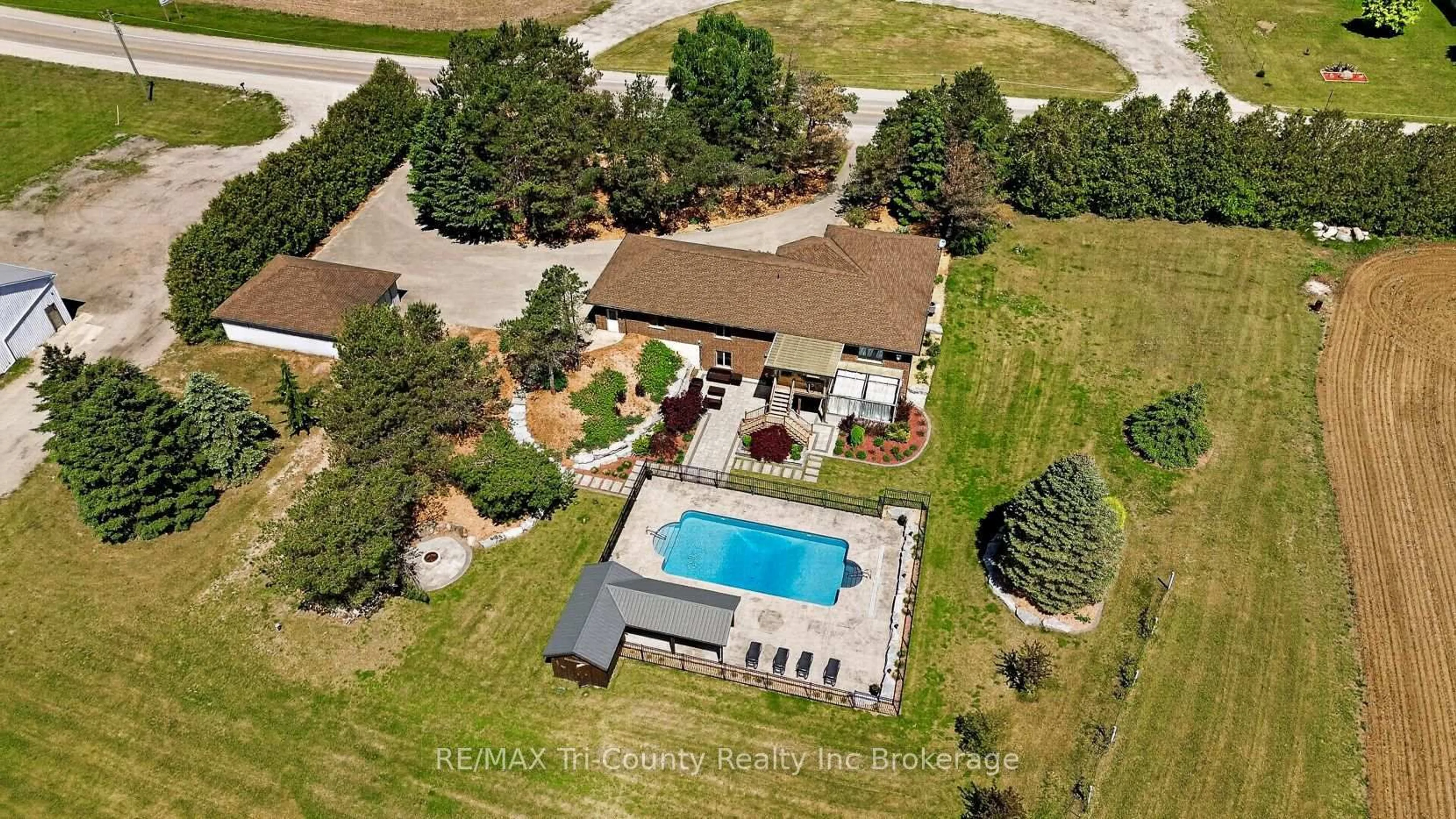 A pic from outside/outdoor area/front of a property/back of a property/a pic from drone, unknown for 57009 Heritage Line, Bayham Ontario N0J 1Y0