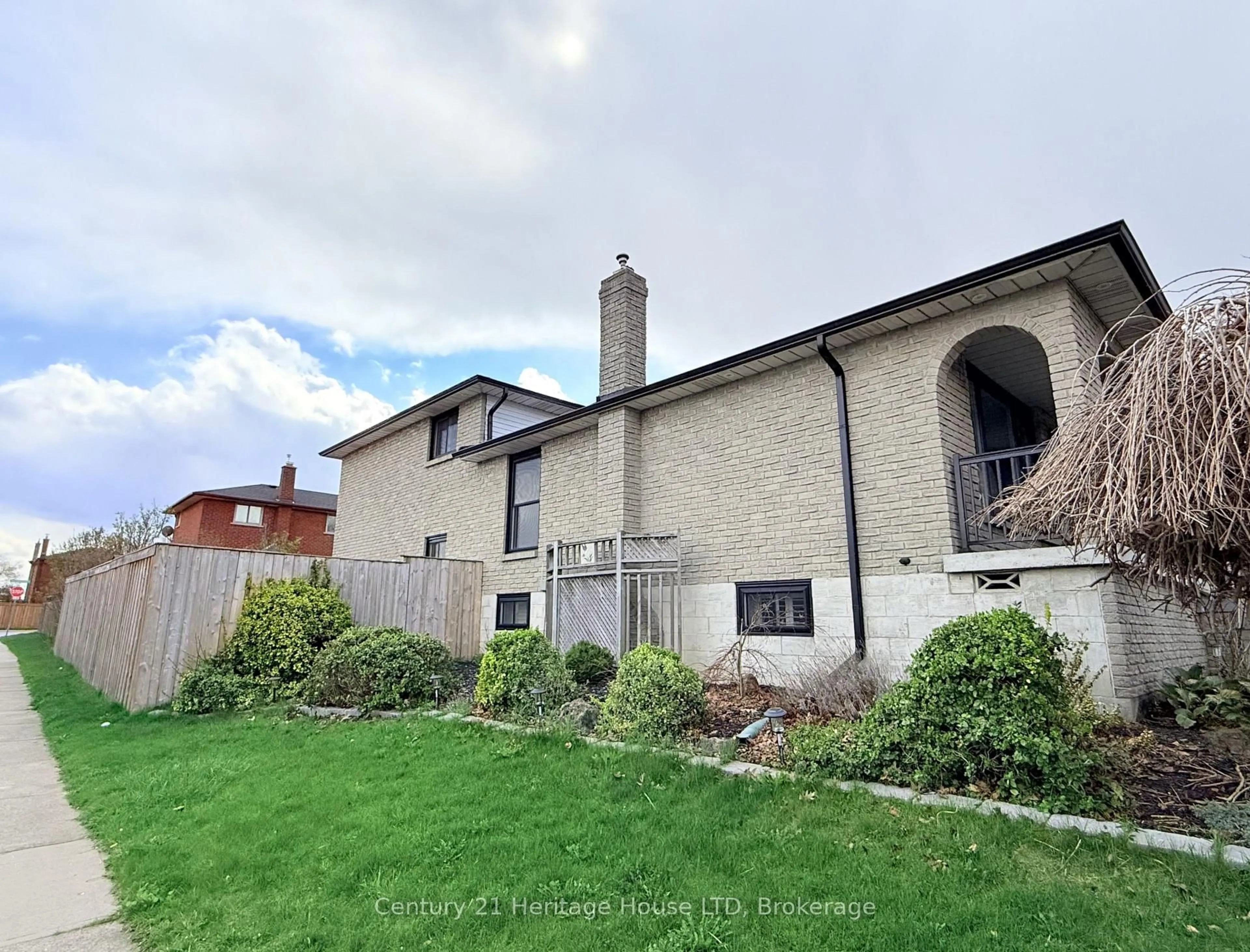 A pic from outside/outdoor area/front of a property/back of a property/a pic from drone, building for 70 Taymall St, Hamilton Ontario L8W 2A1