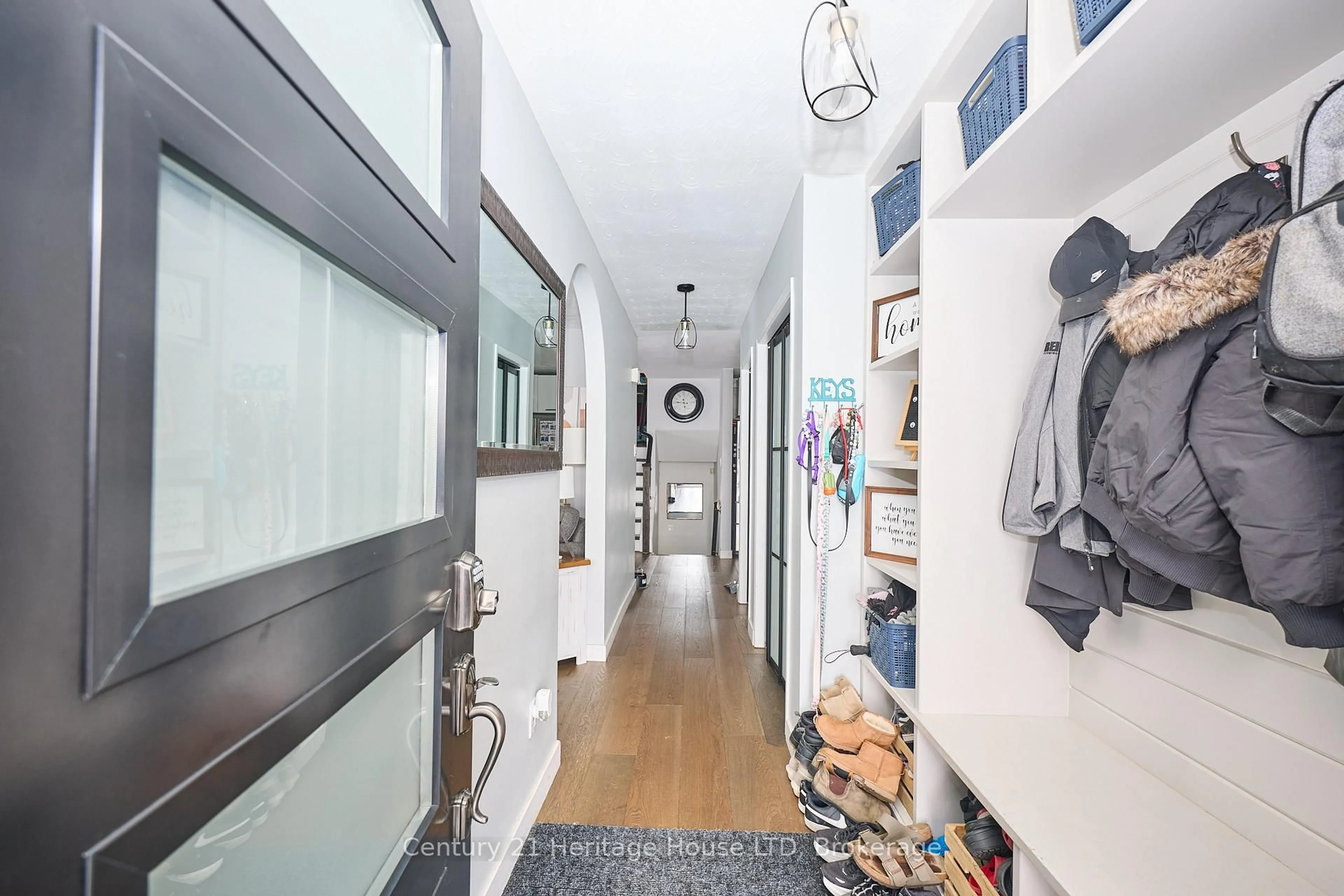 Indoor entryway for 70 Taymall St, Hamilton Ontario L8W 2A1